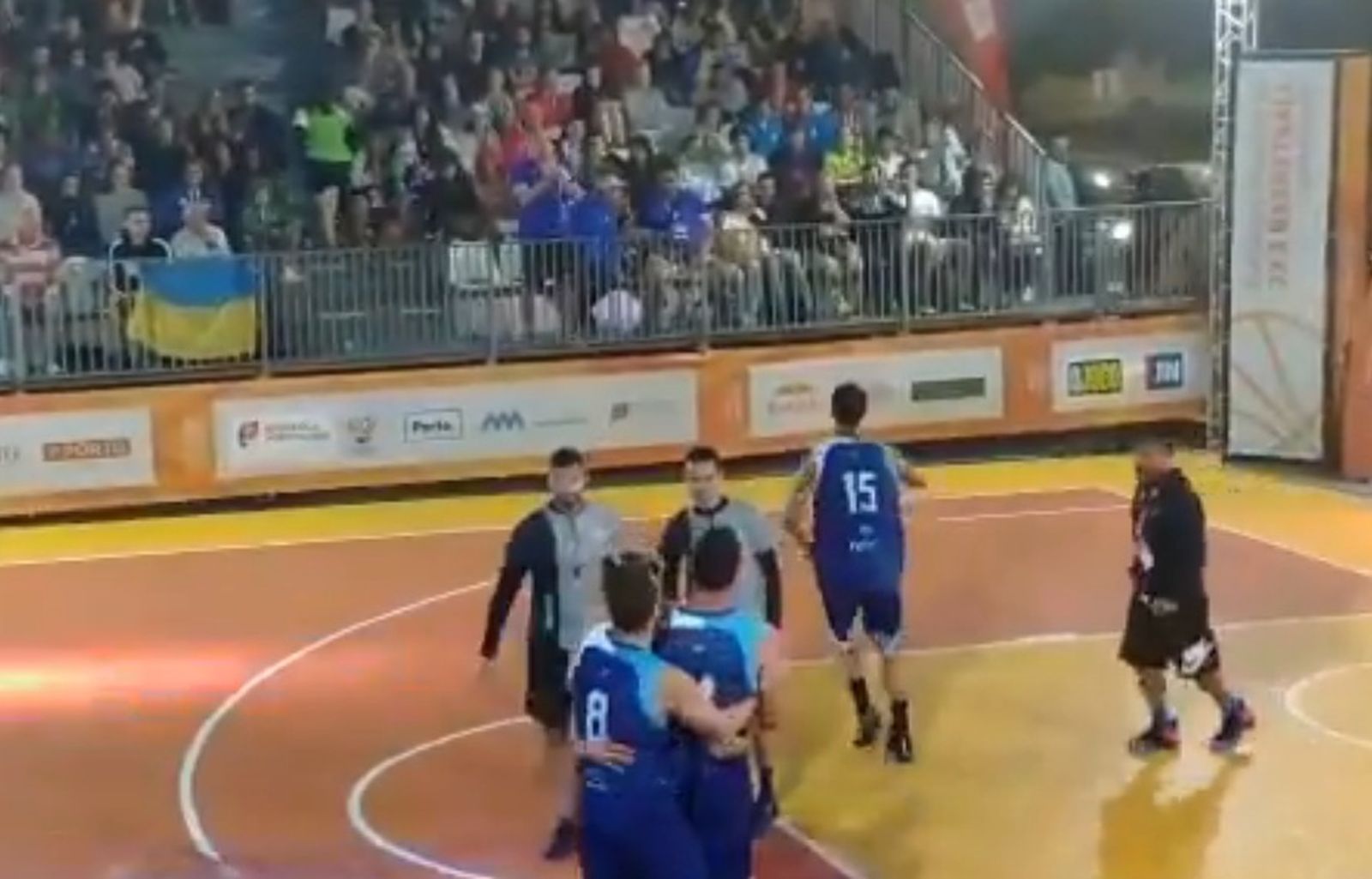 Los jugadores de la UMA celebran el triunfo.