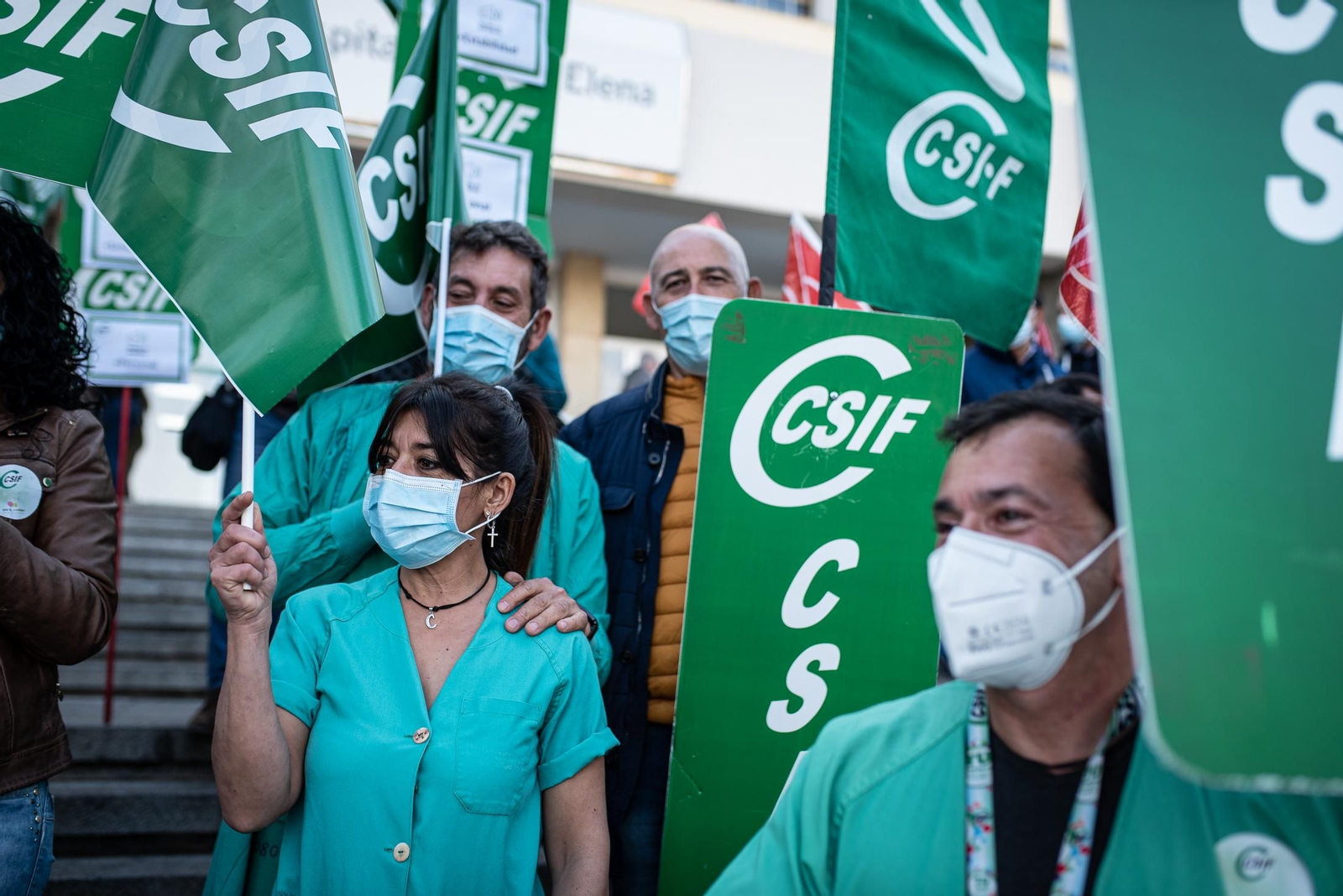 Imágenes  de la concentración sindical de sanitarios en el Infanta Elena