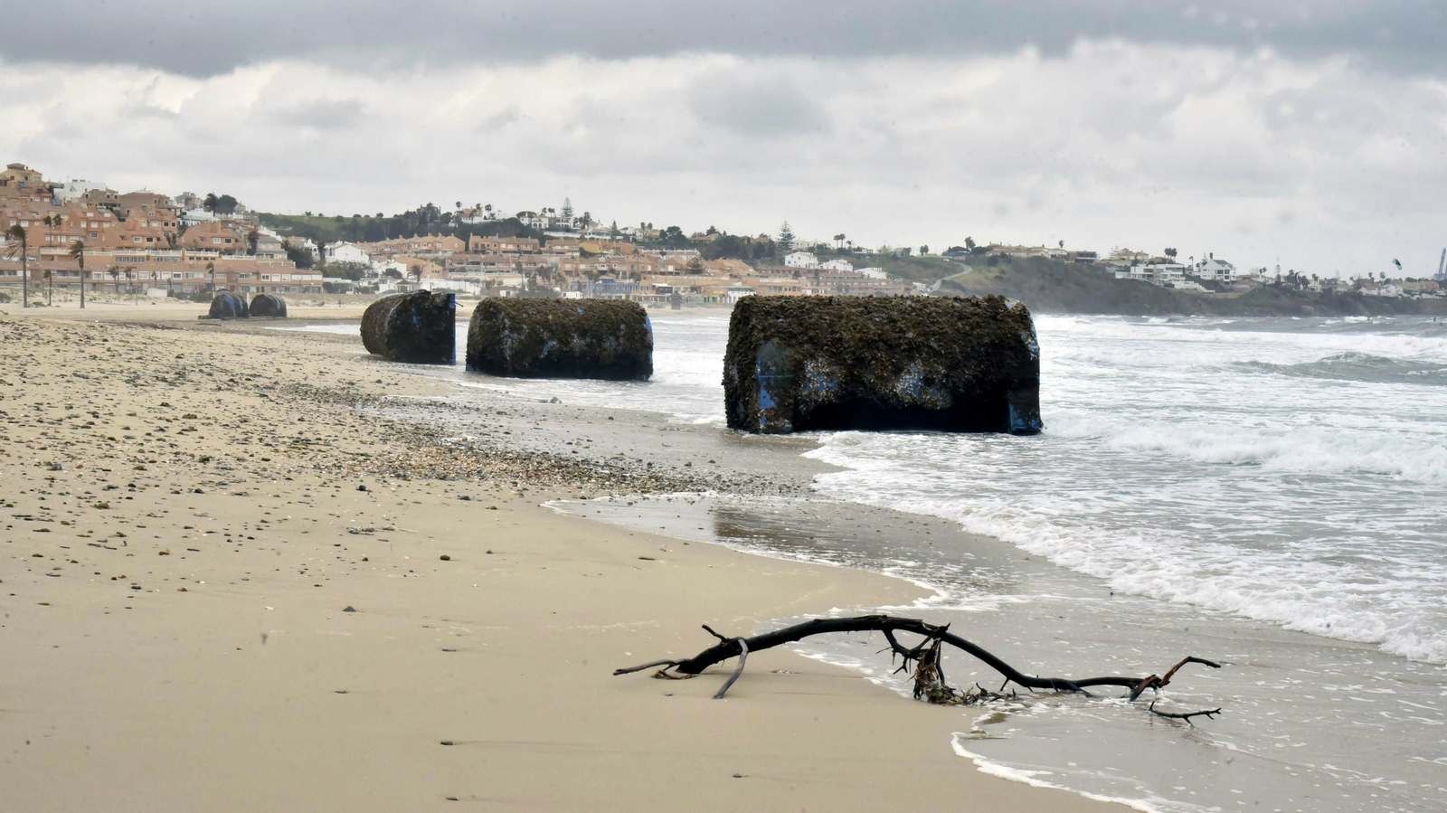 Mejilloneras varadas en la playa de Getares