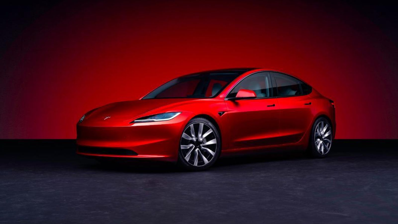 Los cambios de diseño exterior que afectan al frontal, junto a las nuevas llantas, permite llevar la autonomía de este modelo hasta los 629 km.