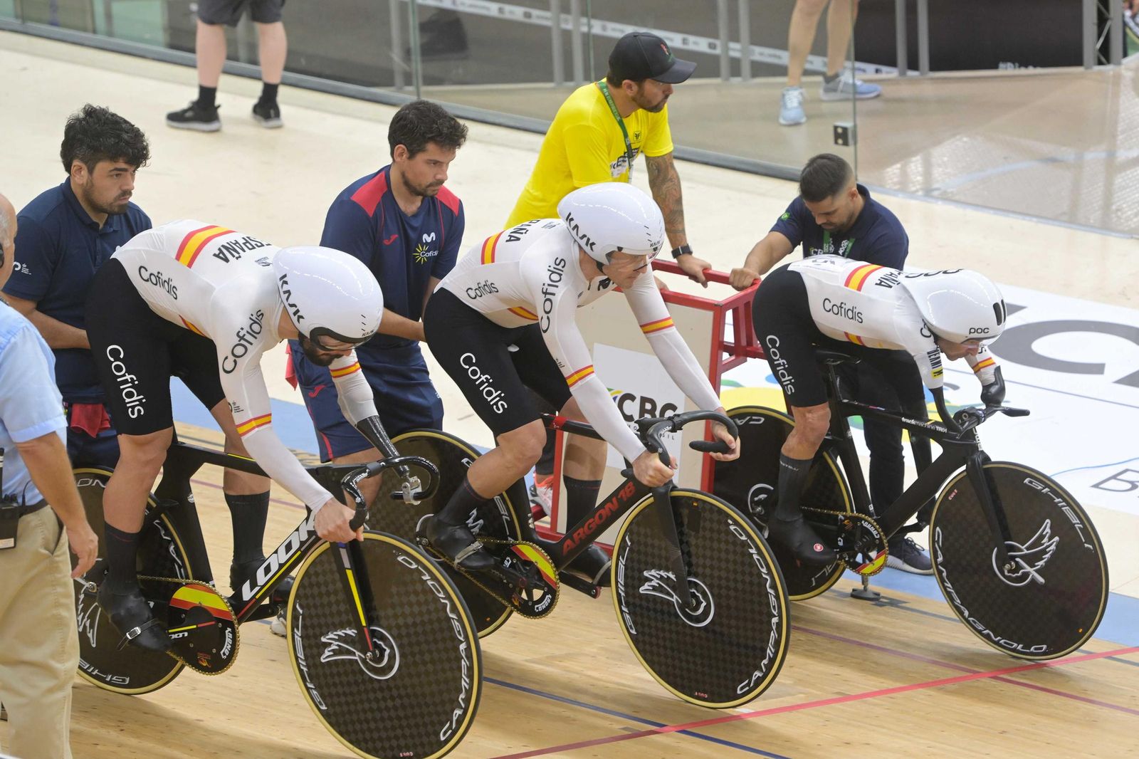 Pablo Jaramillo preparado sobre la bicicleta junto a sus compañeros antes de tomar salida en una prueba.