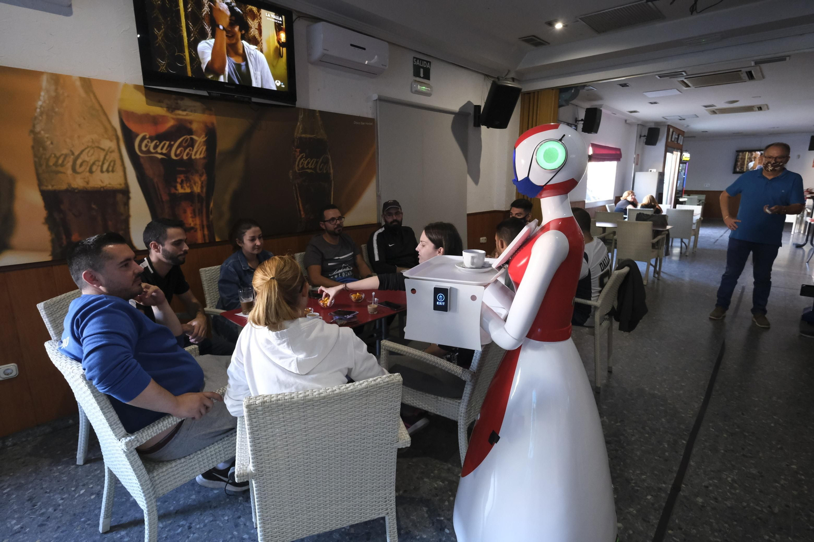 Fotogalería de Herbelita, la robot camarera de El Alquián.