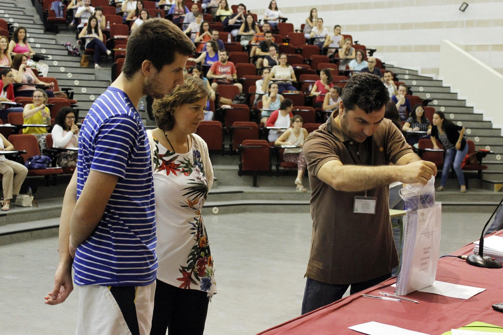Dos aspirantes a una plaza de empleo público presencian la elección de los temas.