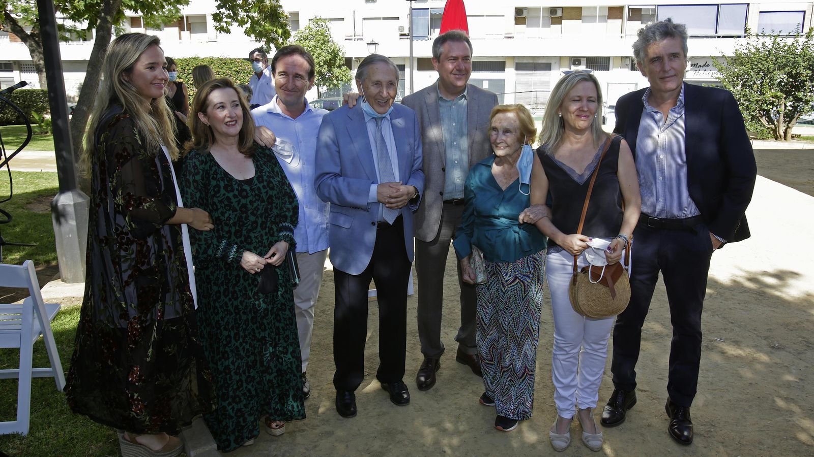 El doctor Rodríguez Sacristán con el alcalde, su mujer, sus cuatro hijos y una de sus nietas