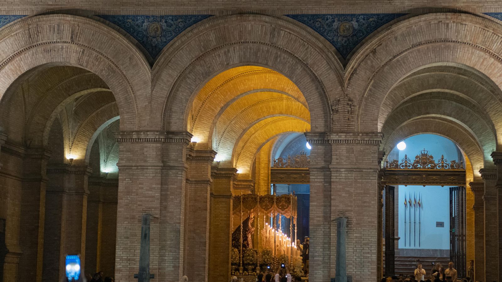 La Virgen de las Mercedes cruzando los arcos de Capitanía General