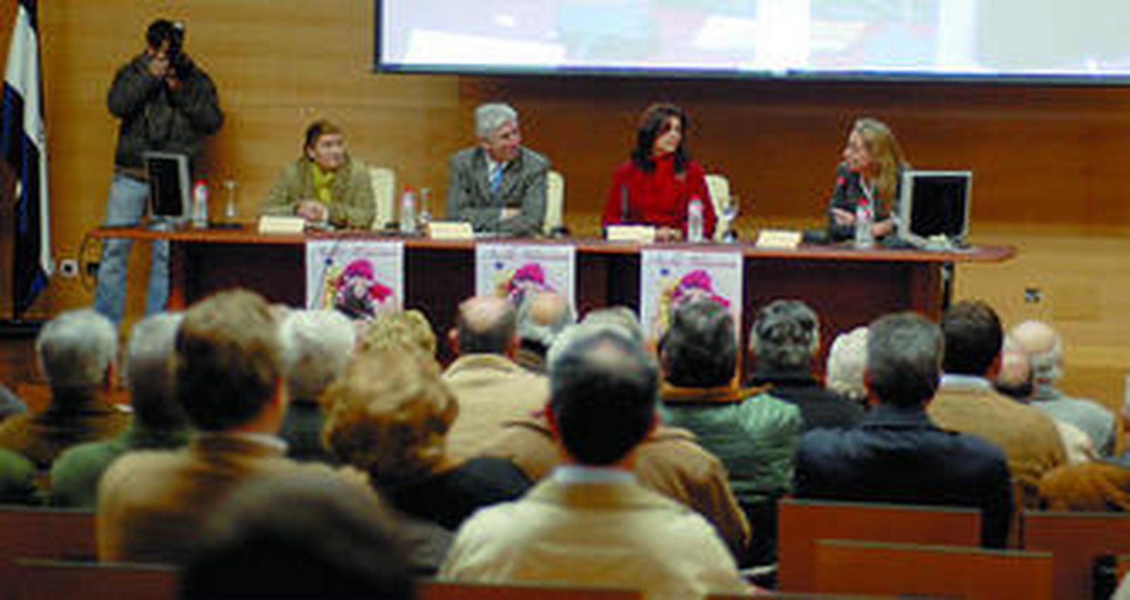 Las autoridades en el acto de apertura de la XV Aula Taurina, celebrada en el paraninfo del campus universitario de La Asunción.