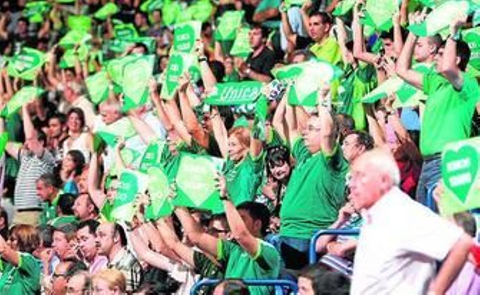 La afición del Unicaja anima durante un partido.