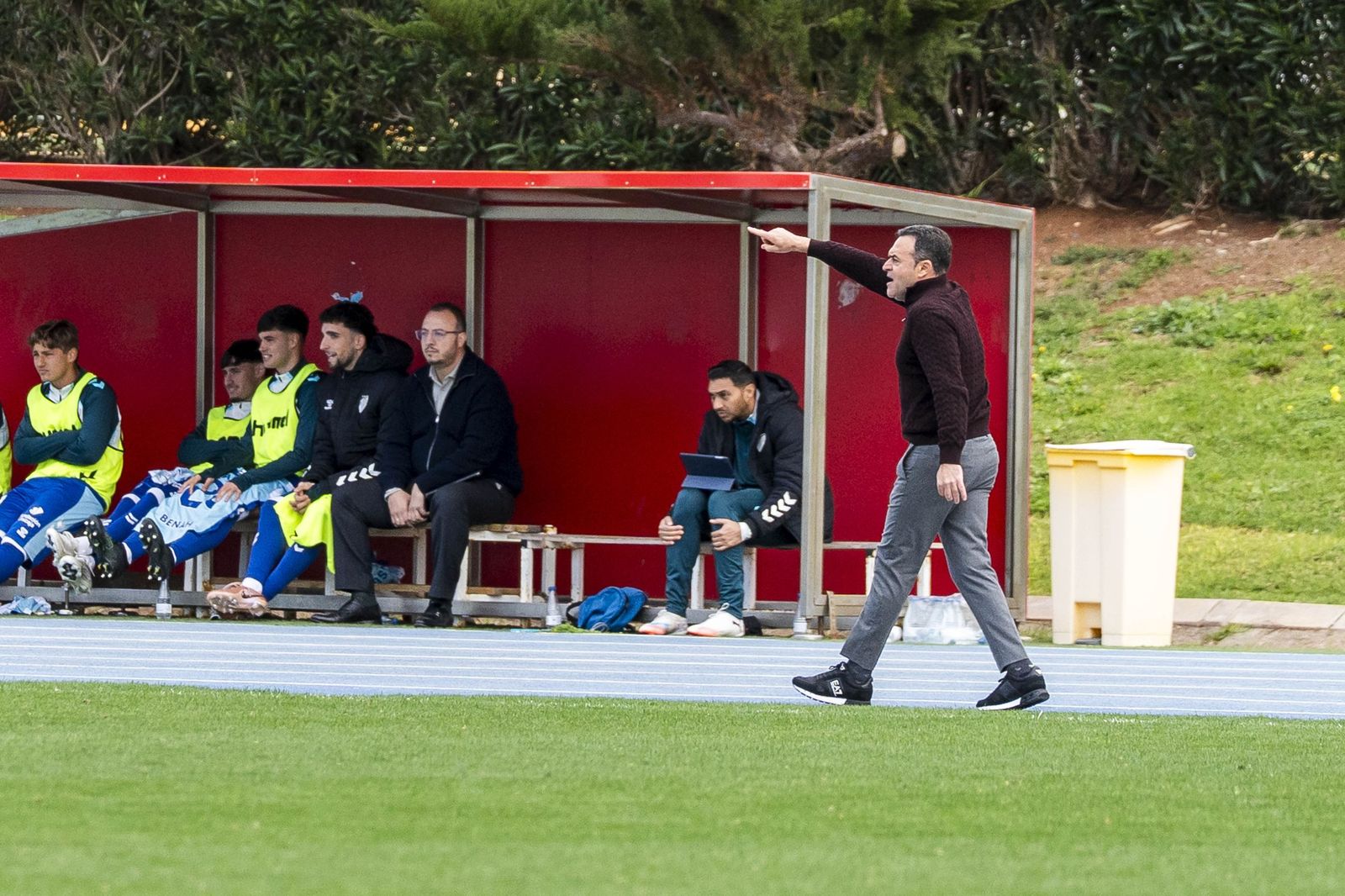 El técnico almeriense da indicaciones a sus futbolistas durante el encuentro frente a los malagueños.