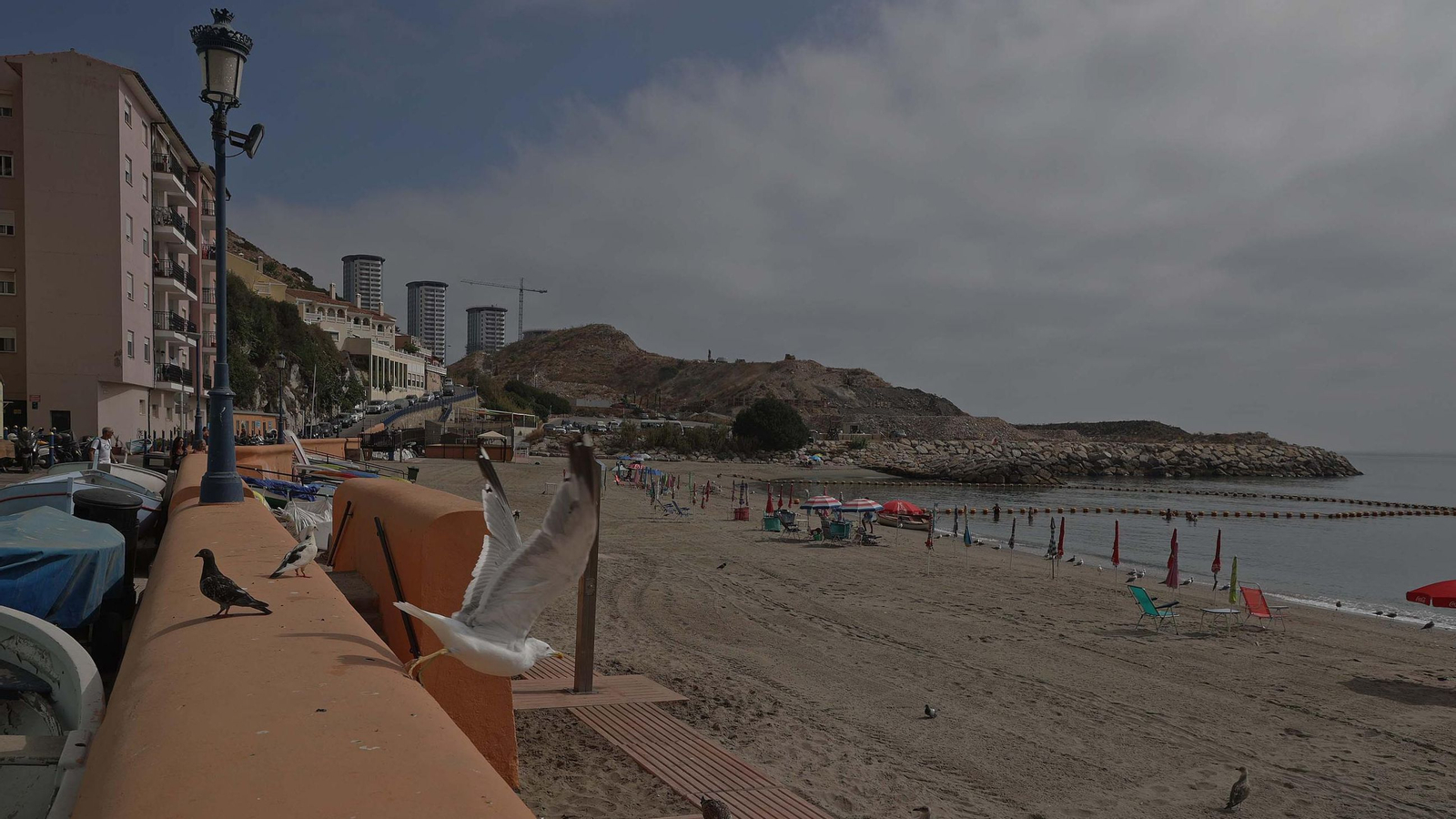 Los polémicos rellenos de Gibraltar. La montaña de material de la cara norte del peñón representa una práctica que vulnera la normativa europea e internacional desde hace 40 años. Los polémicos rellenos de Gibraltar. La montaña de material de la cara norte del peñón representa una práctica que vulnera la normativa europea e internacional desde hace 40 años.
