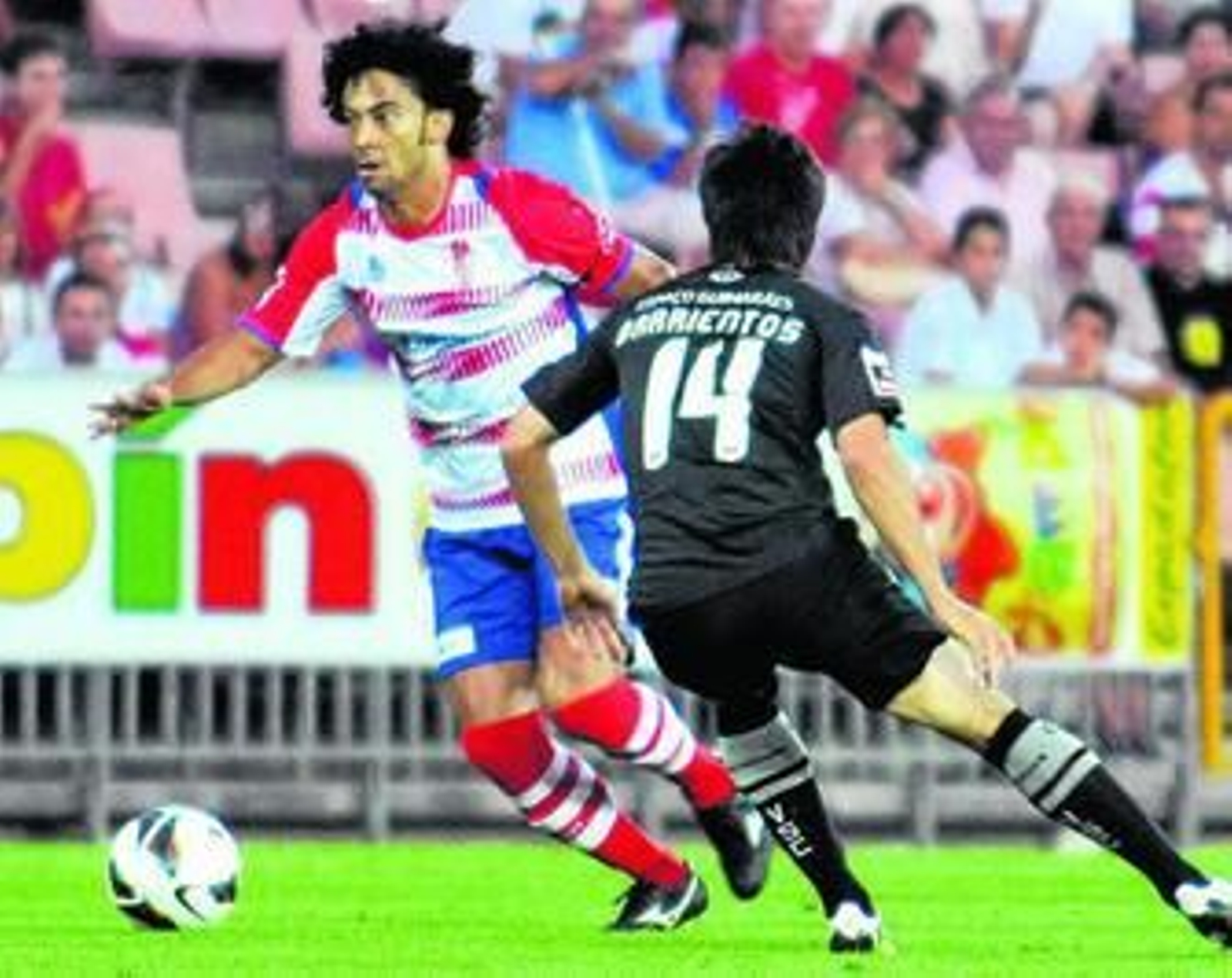 Iriney, uno de los más destacados de la pretemporada, domina el balón ante un jugador del Guimaraes.