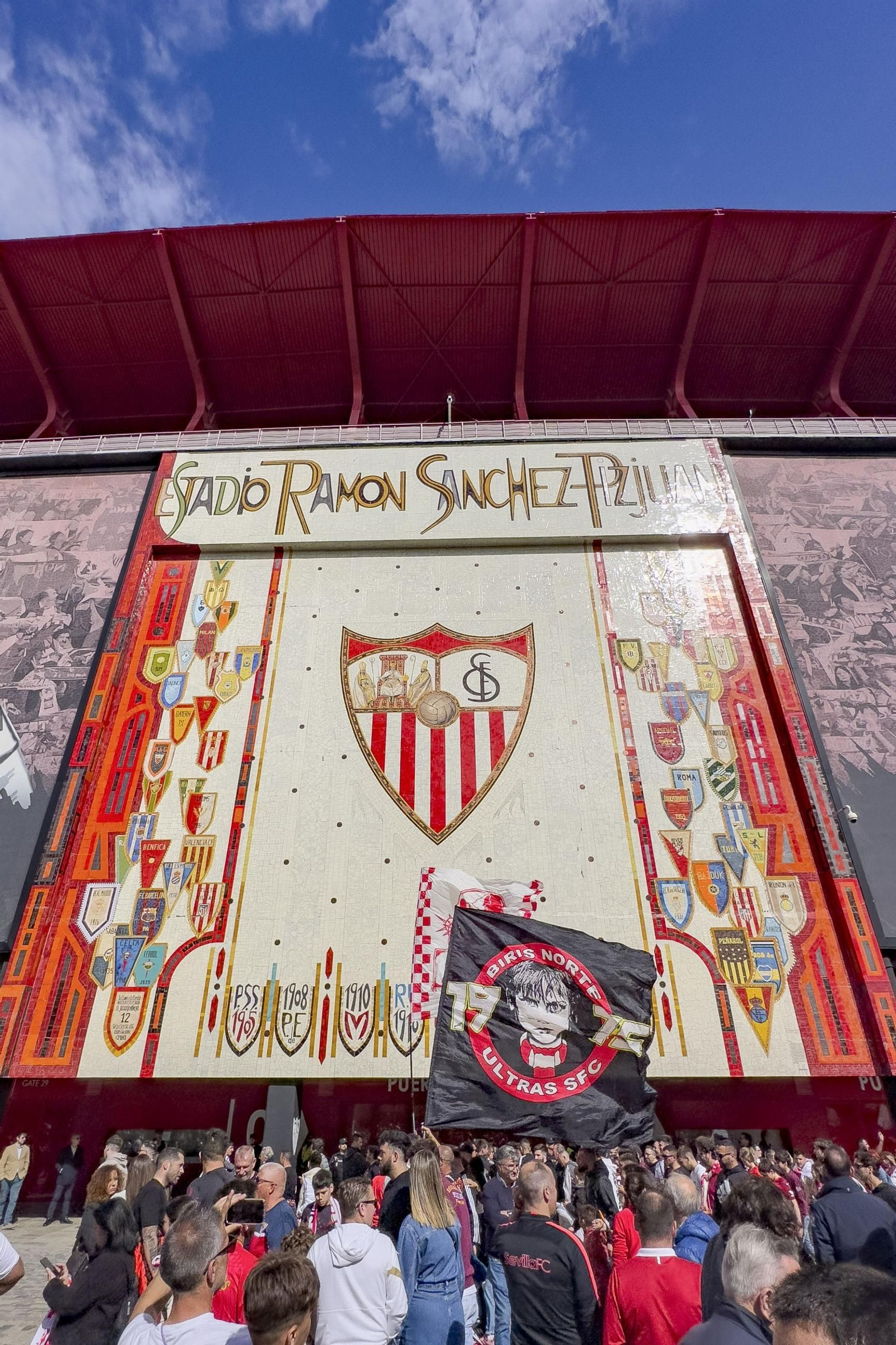 Concentración de sevillistas ante el mosaico del Ramón Sánchez-Pizjuán.