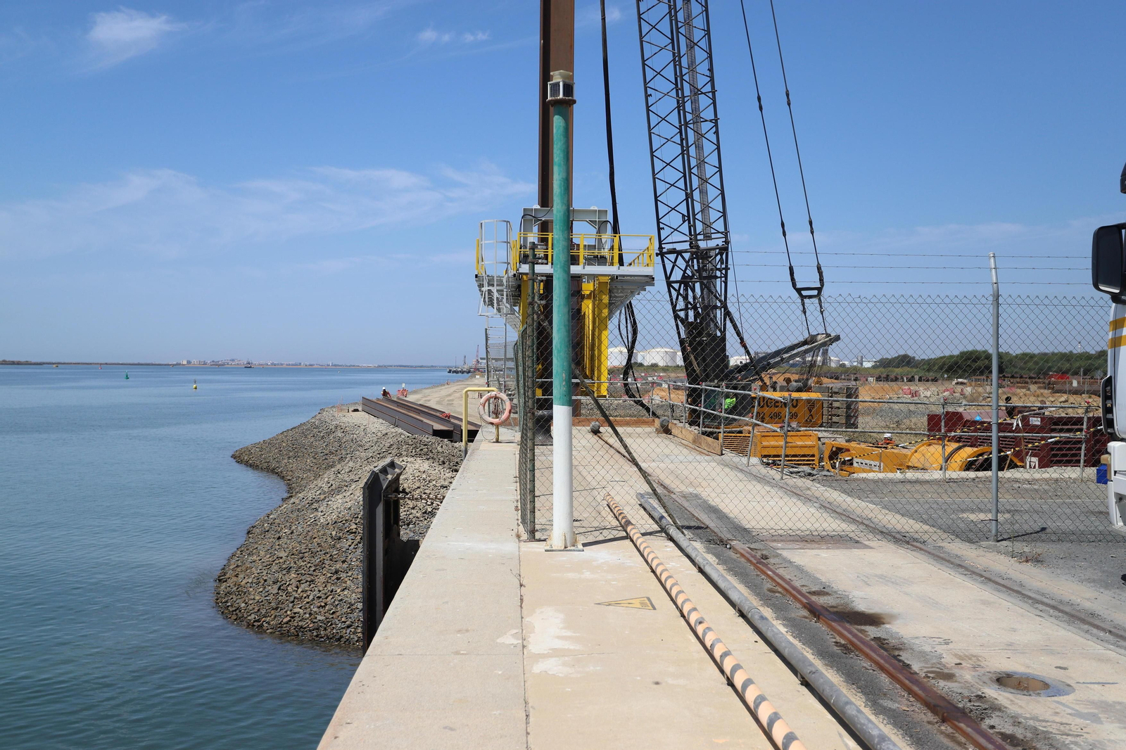 Obras de ampliación de la línea de atraque en el Muelle Sur del Puerto de Huelva.
