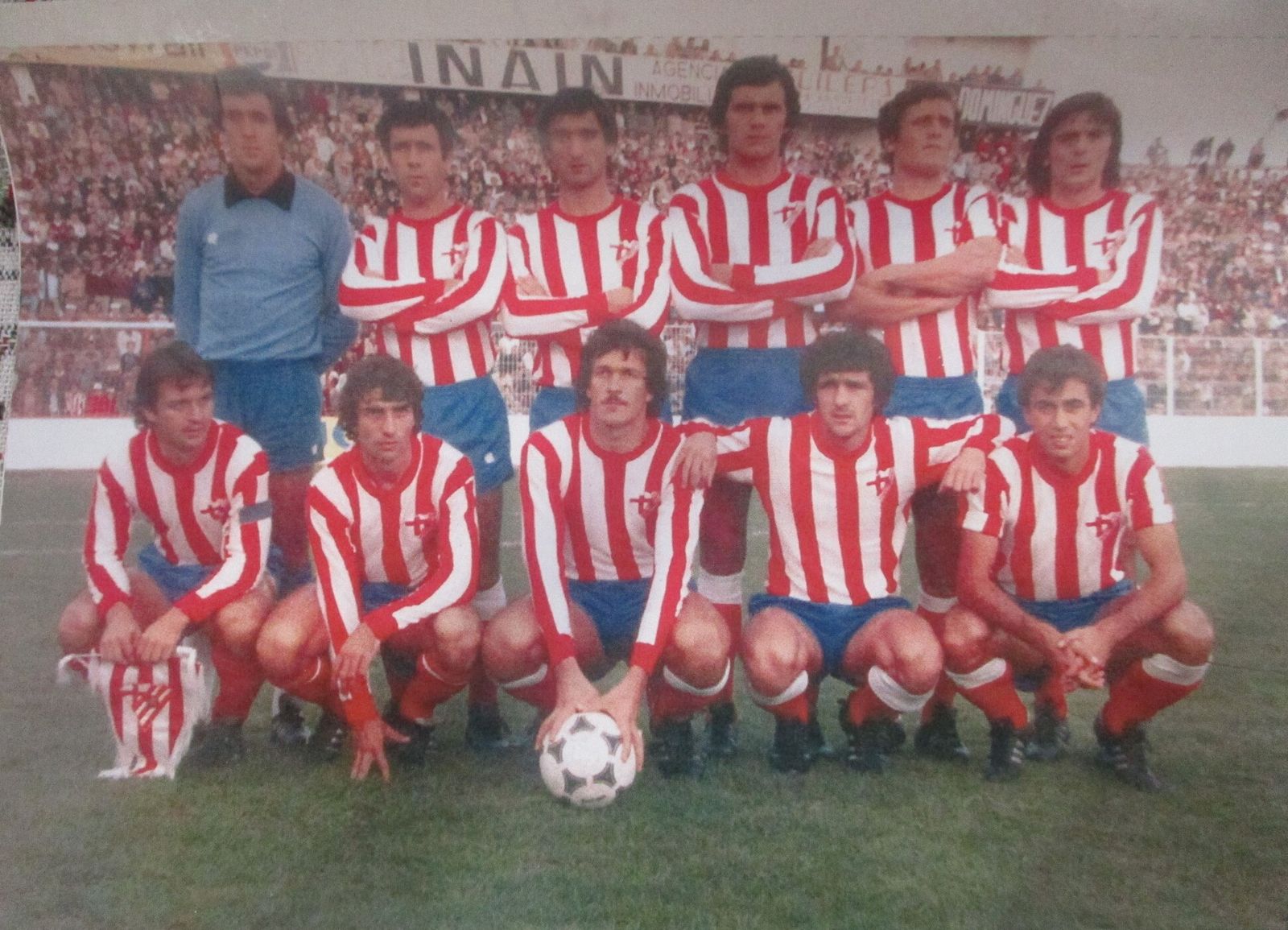 Piñero, con la elástica de la AD Almería en el Juan Rojas, es el segundo por la derecha de la fila de arriba