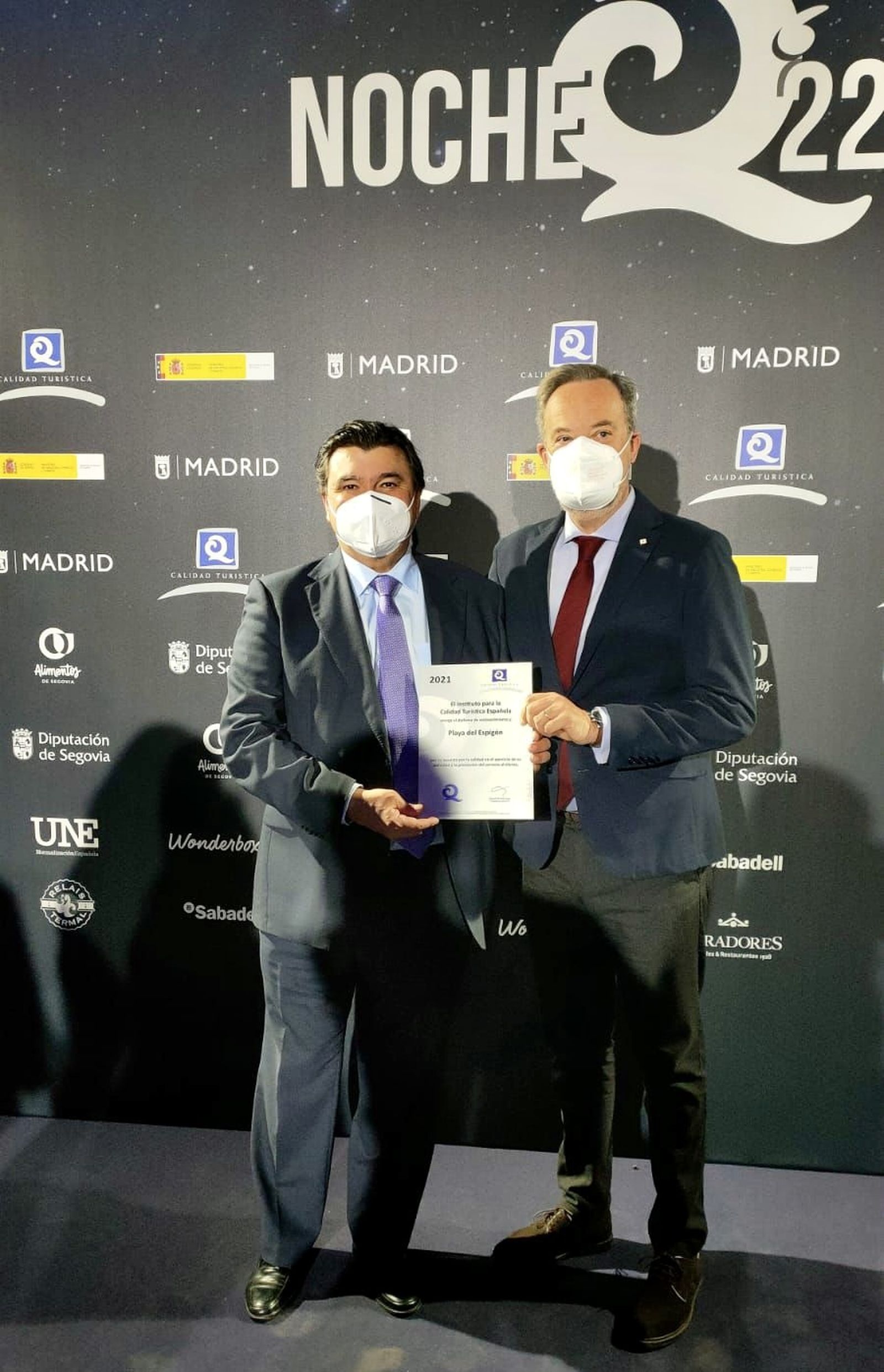 El alcalde de Huelva y el concejal de Urbanismo recogen en Madrid la Bandera ‘Q’ de Calidad Turística.