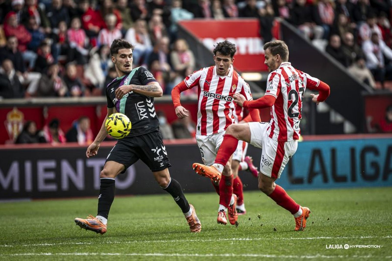 Chupete lucha un balón