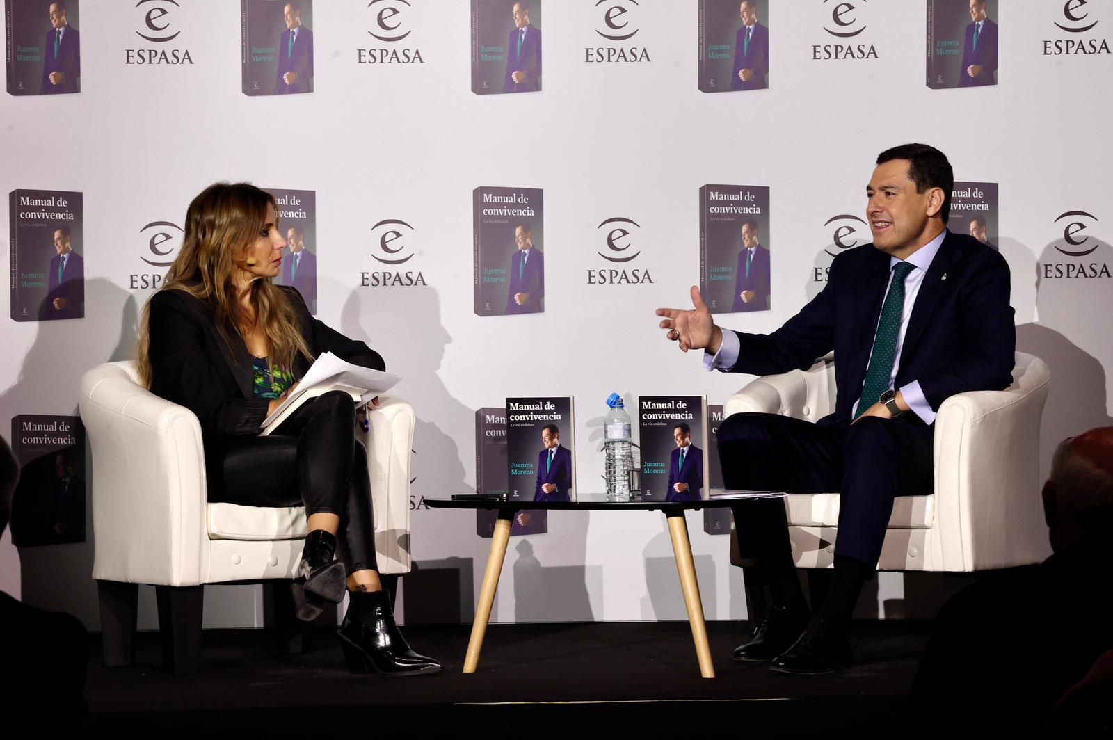 Juanma Moreno junto a la periodista Carmen Morodo en la presentación de su libro 'Manual de convivencia. La vía andaluza'