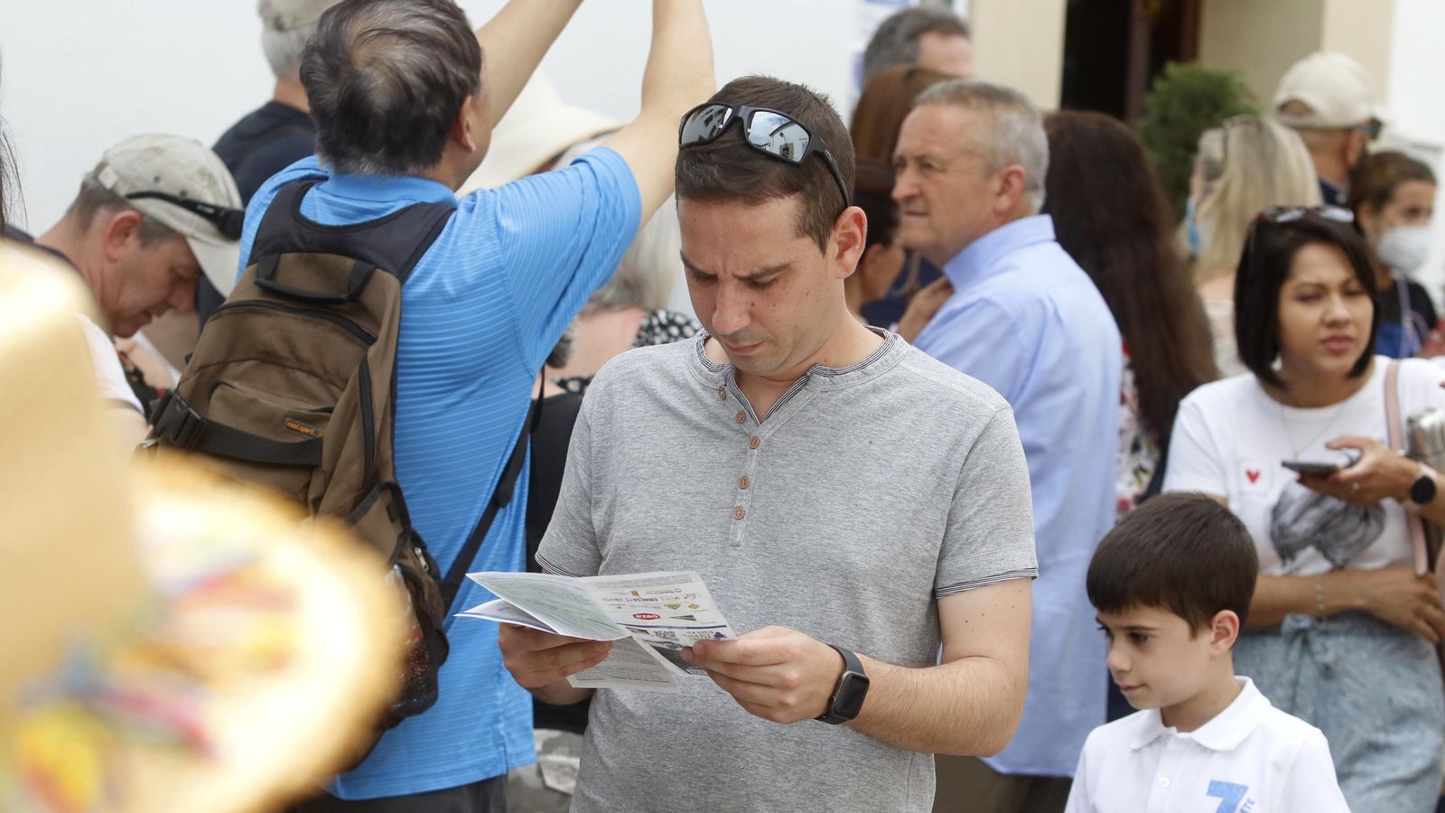 Un hombre mira el mapa de Los Patios