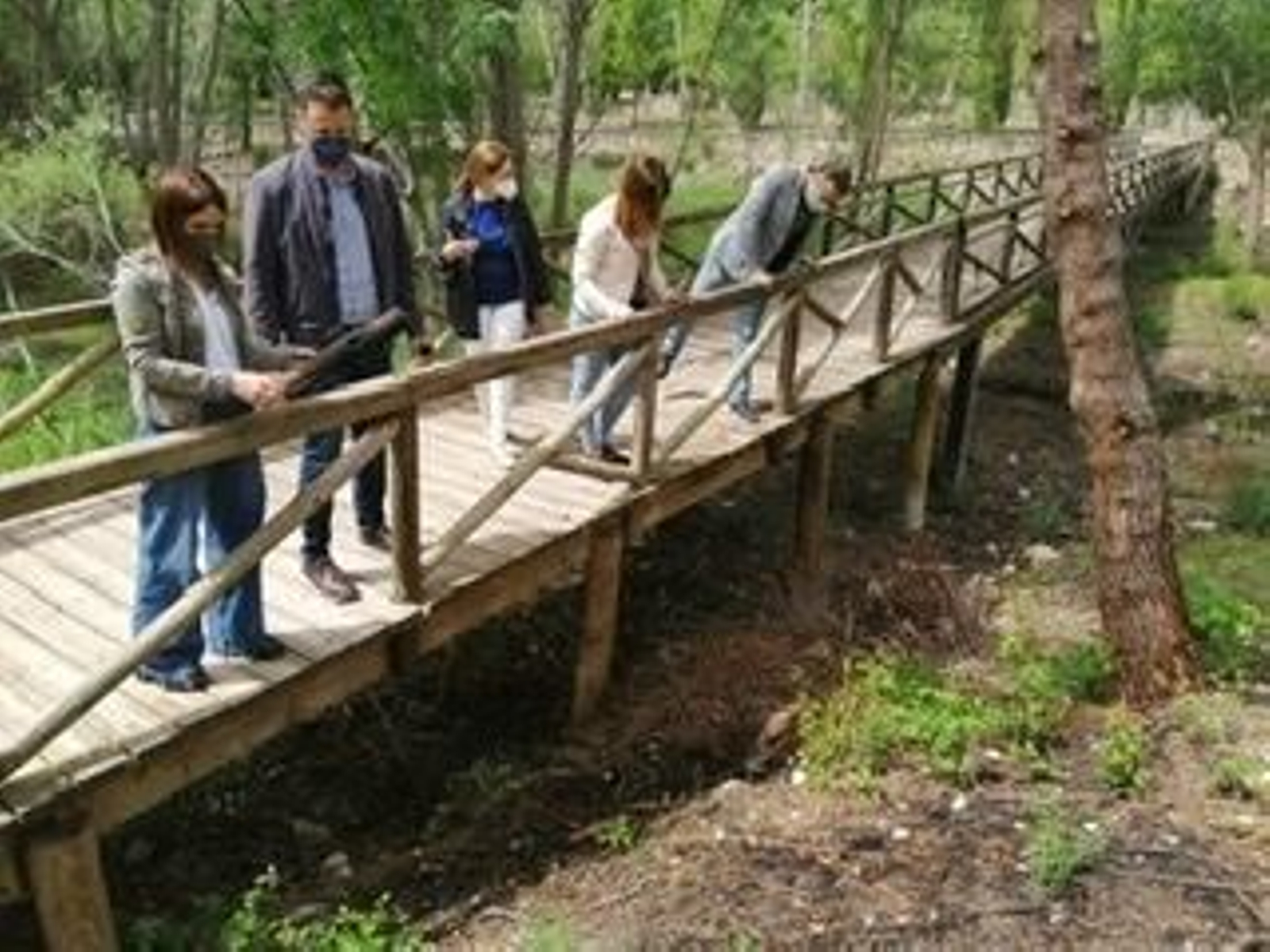 Momento de la visita de los socialistas al río Castril.