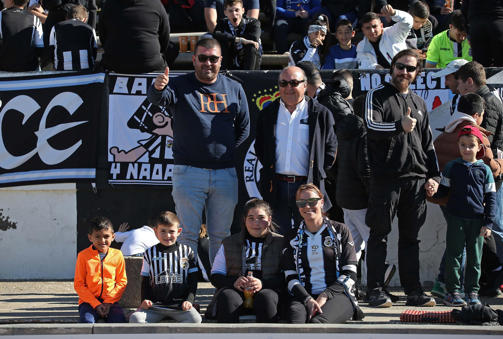 Fotos de la afición en el Municipal durante el Balona - Pontevedra