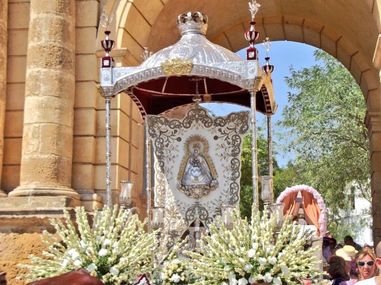 La singular carreta que porta el Simpecado de la Virgen de Gracia