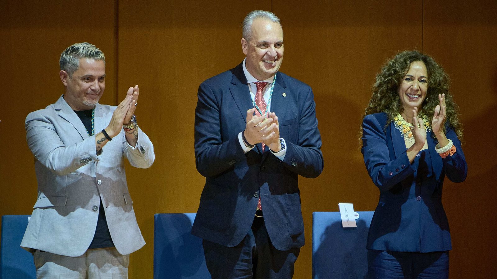 Ruiz Boix junto a Alejandro Sanz y Rosario Flores