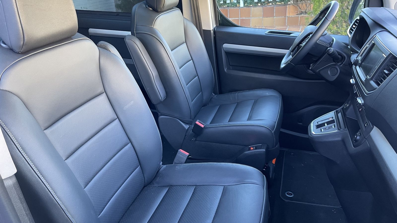 La posición de conducción es aún más elevada que en un SUV. En este e-SpaceTourer se "sube" y se "baja" del habitáculo.