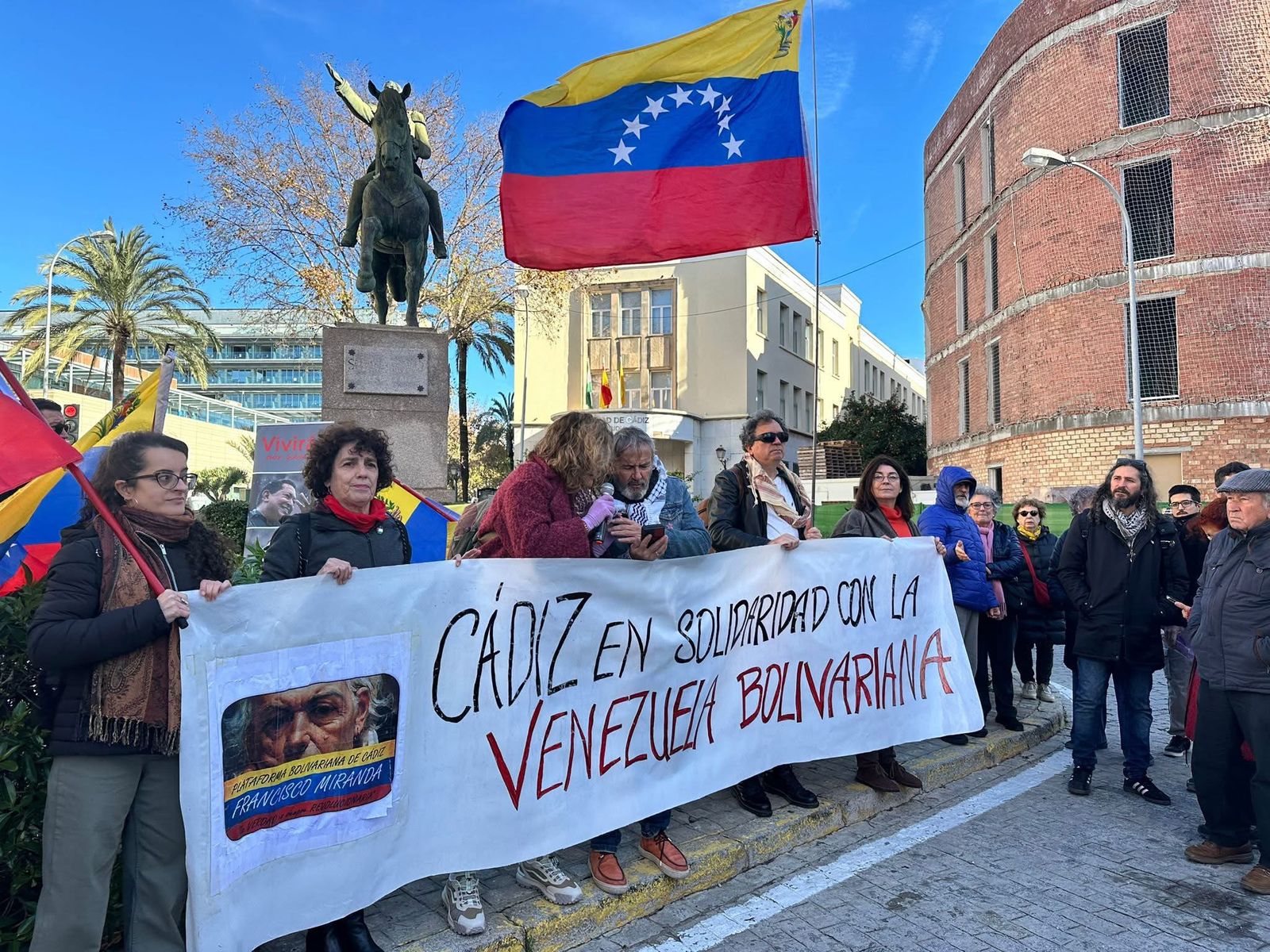 El pueblo de Cádiz acude en masa para apoyar a Maduro