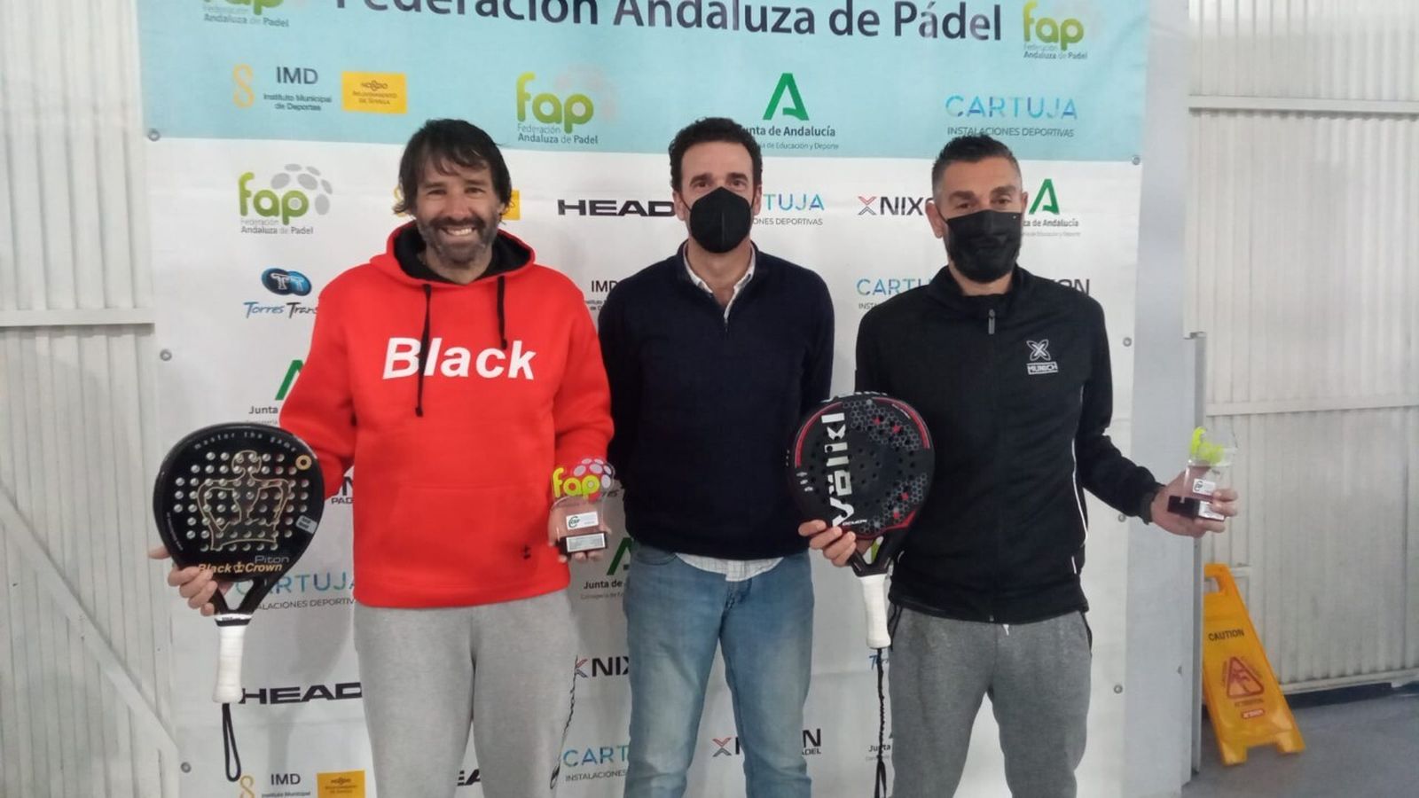 Una de las parejas ganadoras de la prueba disputada en Huelva.
