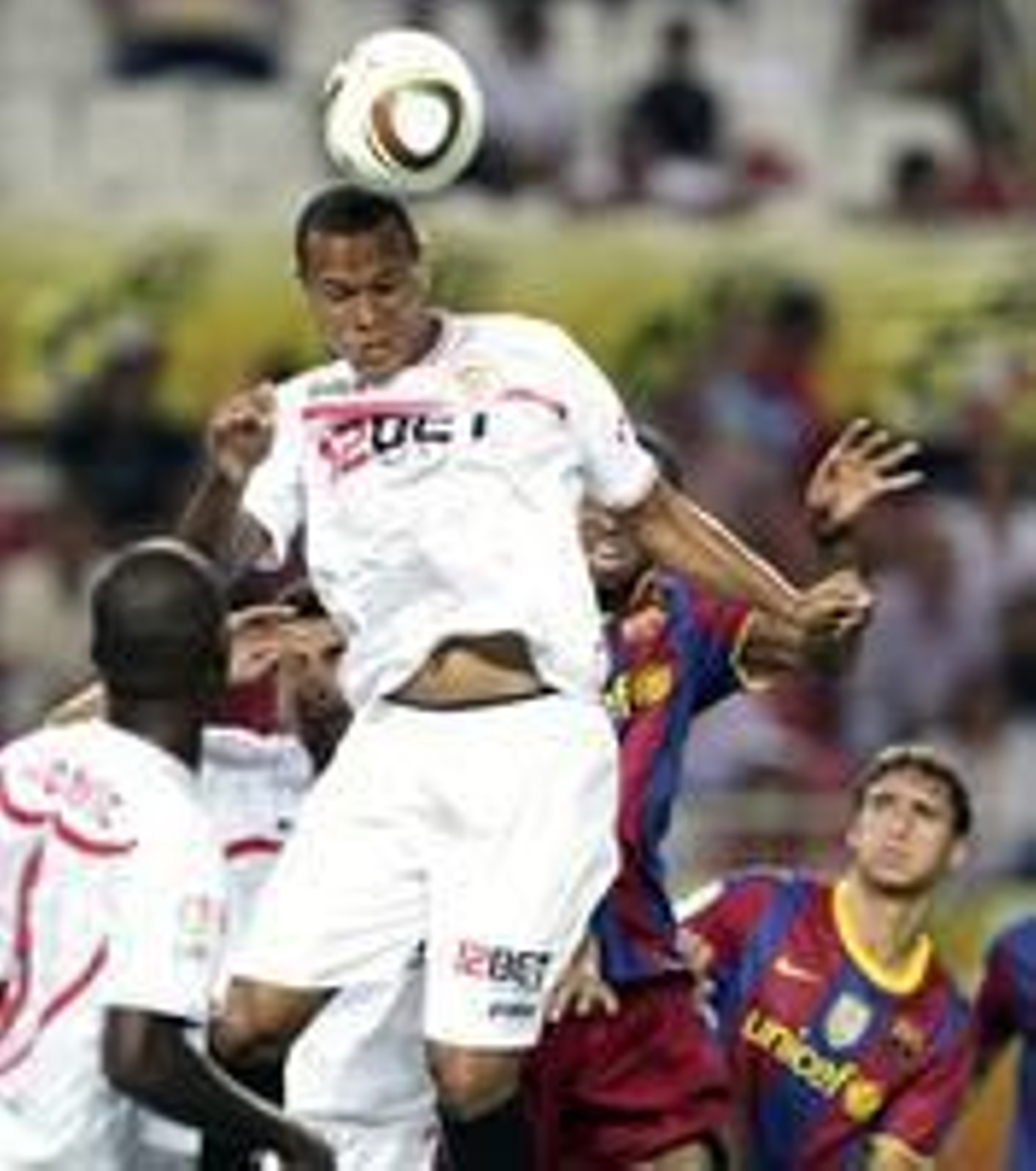El Sevilla vence 3-1 al Barcelona en el partido de ida de la Supercopa de España.

Foto: Antonio Pizarro · Agencias