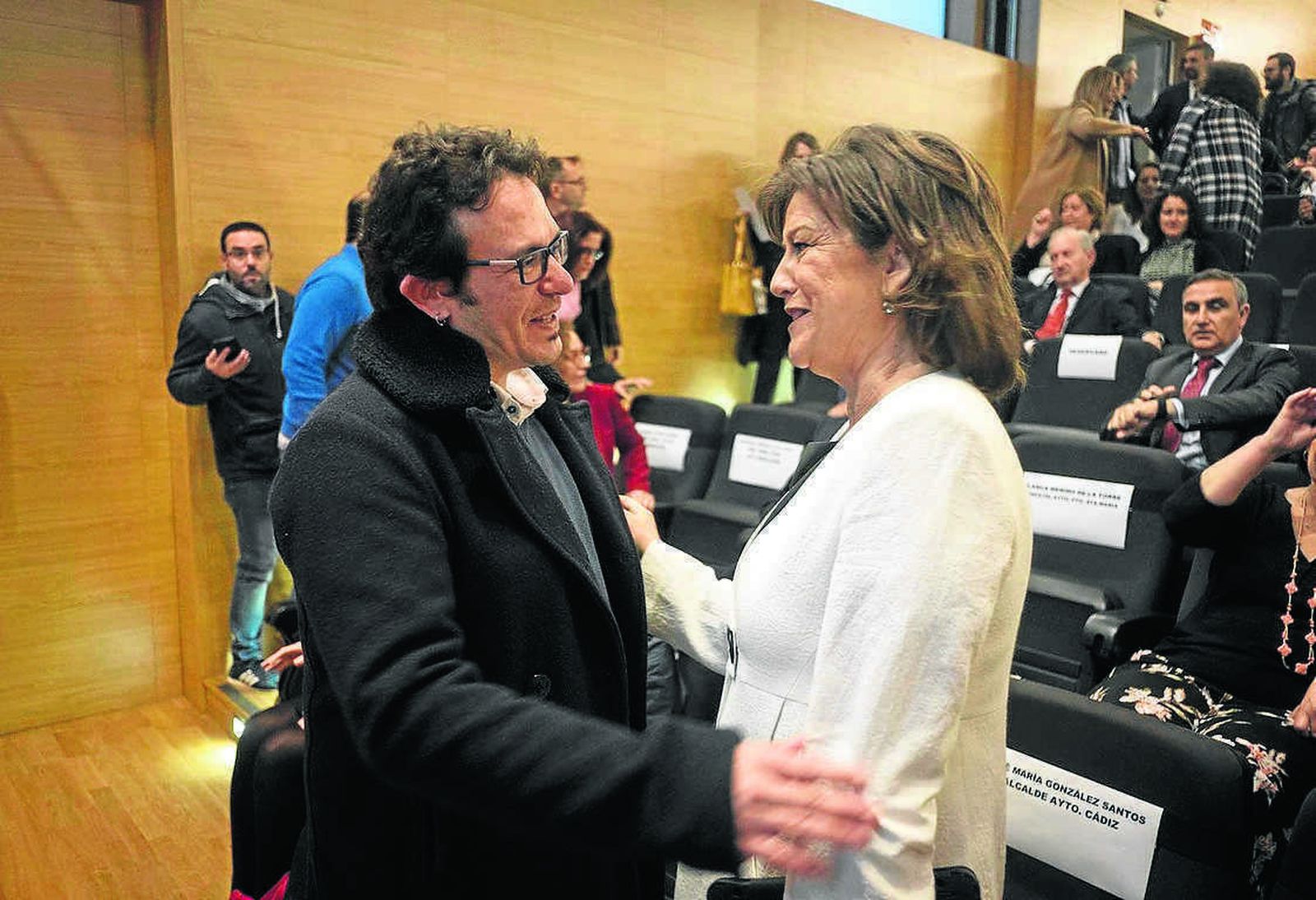 El alcalde de Cádiz, José María González, saluda a la presidenta de Navantia, Susana de Sarriá.