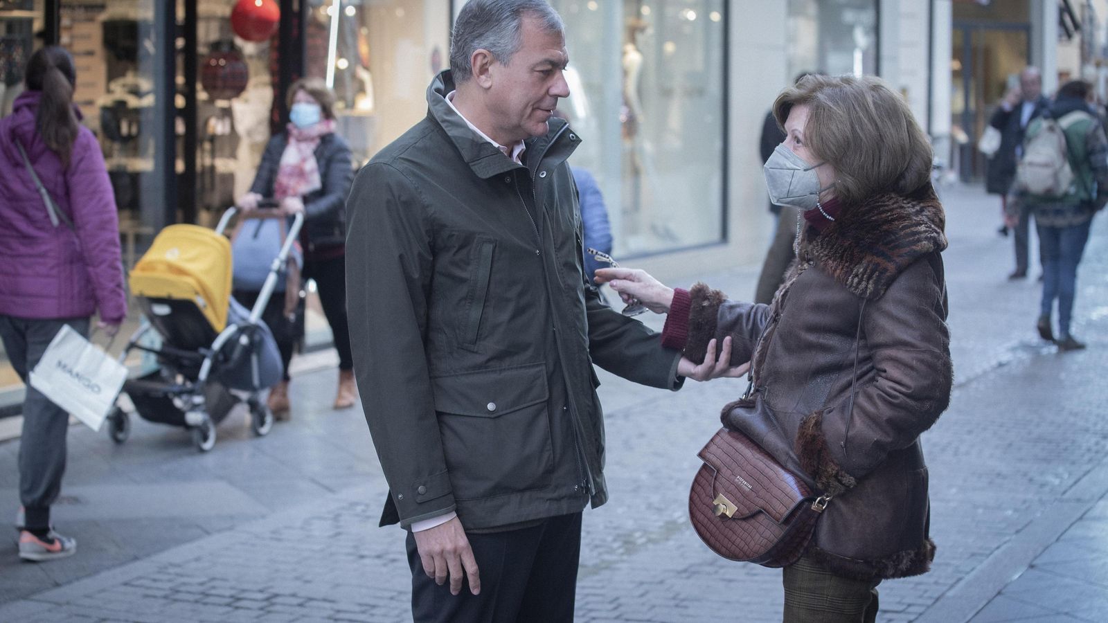 José Luis Sanz departe con una vecina en el centro de la ciudad