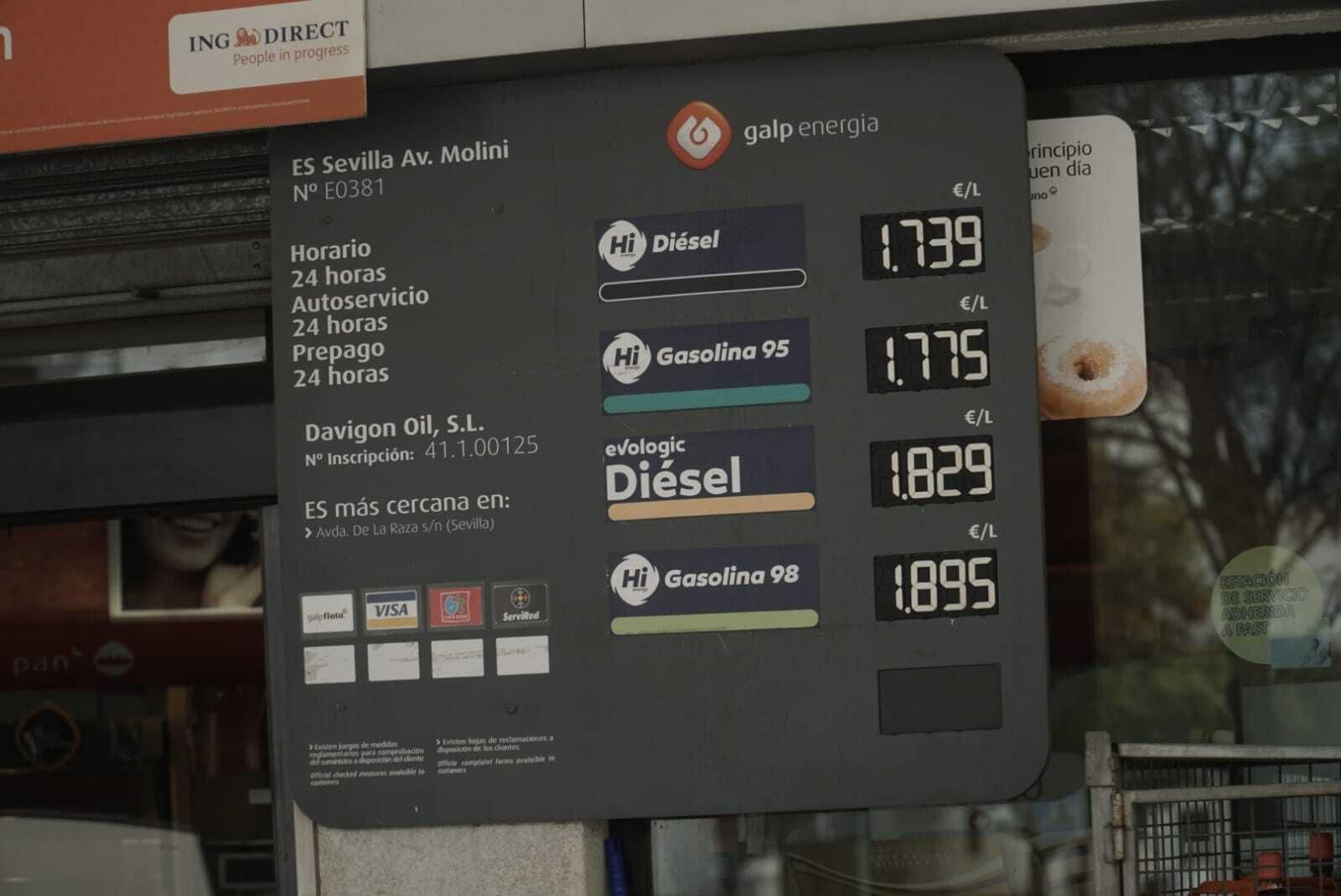 Precios del combustible en una gasolinera de Sevilla, este viernes.