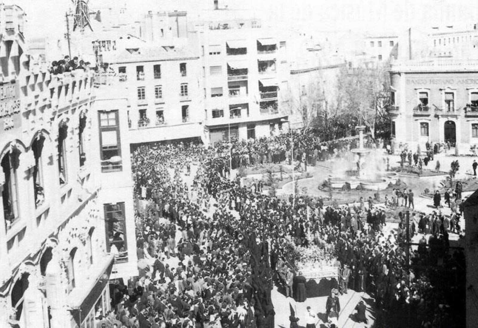 La procesión del Abuelo a su paso por la Plaza de la Constitución en 1962.