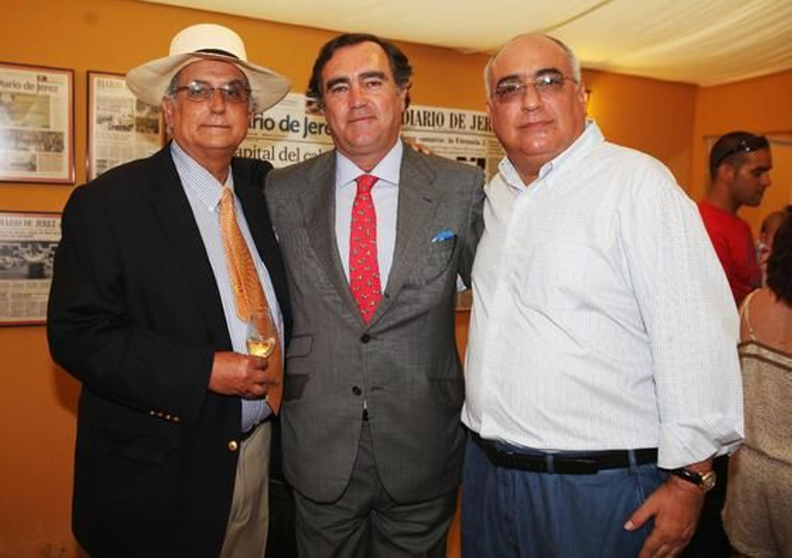 José Ramón Estévez, presidente del grupo Estévez; y los empresarios nicaragüenses César Augusto Lacayo L. y Carlos Reynaldo Lacayo L., ayer en la caseta del Diario.

Foto: Vanesa Lobo
