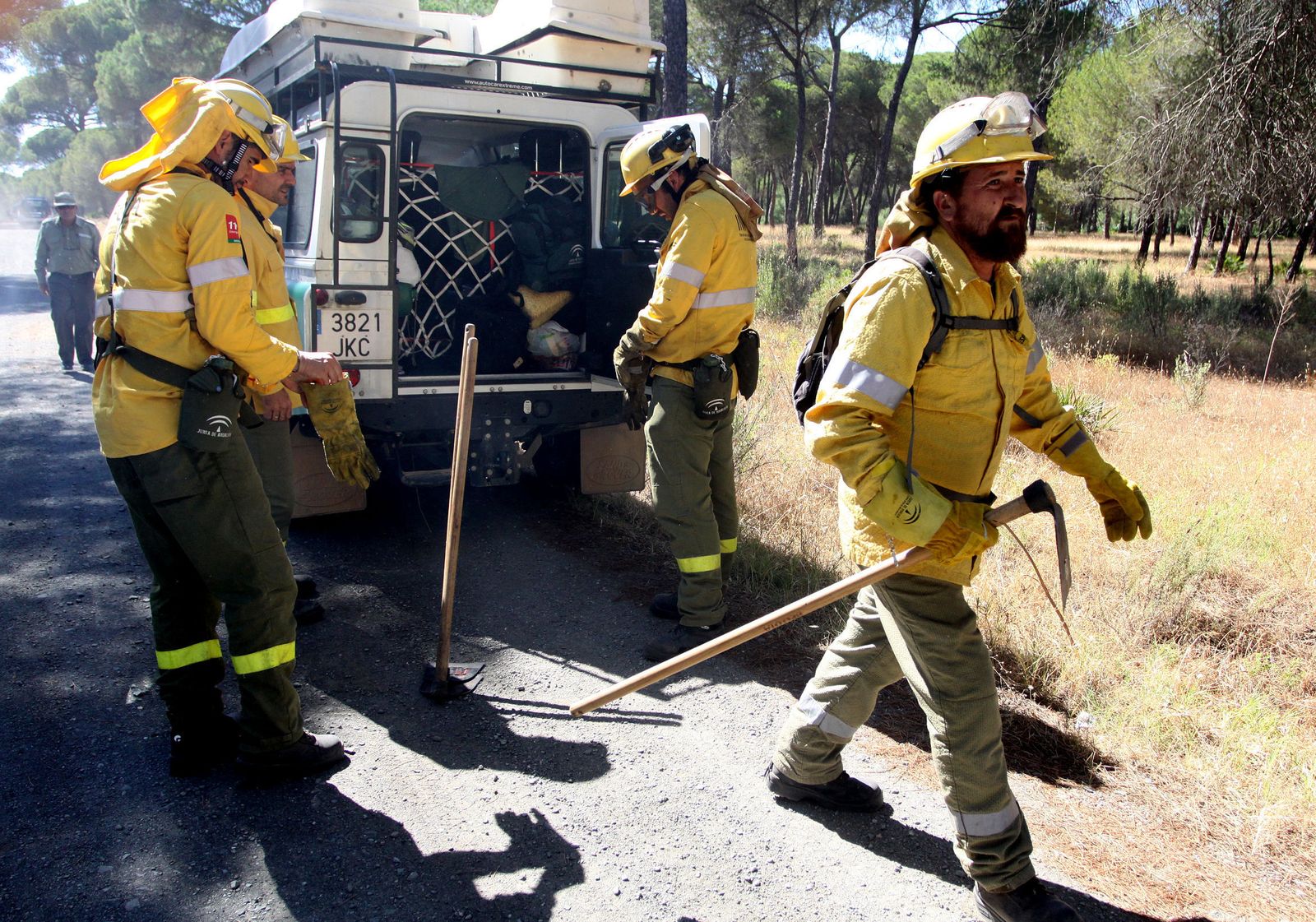 Un retén del Infoca en los trabajos de extinción de un incendio en Aljaraque, en julio del año pasado.