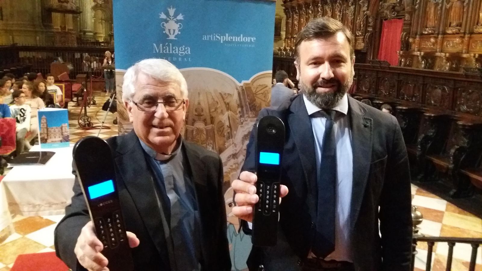 El deán de la Catedral, Antonio Aguilera; y el director de artiSplendore, Francisco Moya con las audioguías.