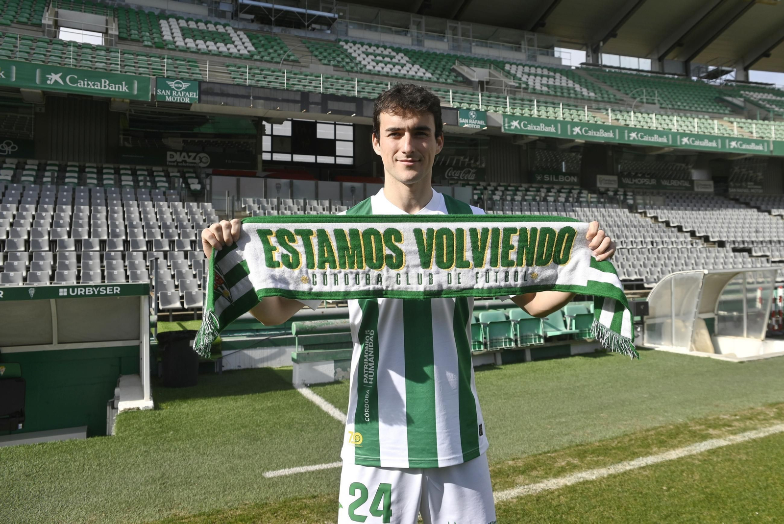 Las mejores fotos de la presentación de Jon Magunazelaia como jugador del Córdoba CF