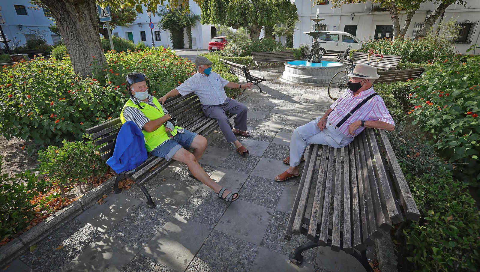 Tres hombres mayores descansan en unos bancos en La Barca de la Florida. Tres hombres mayores descansan en unos bancos en La Barca de la Florida.