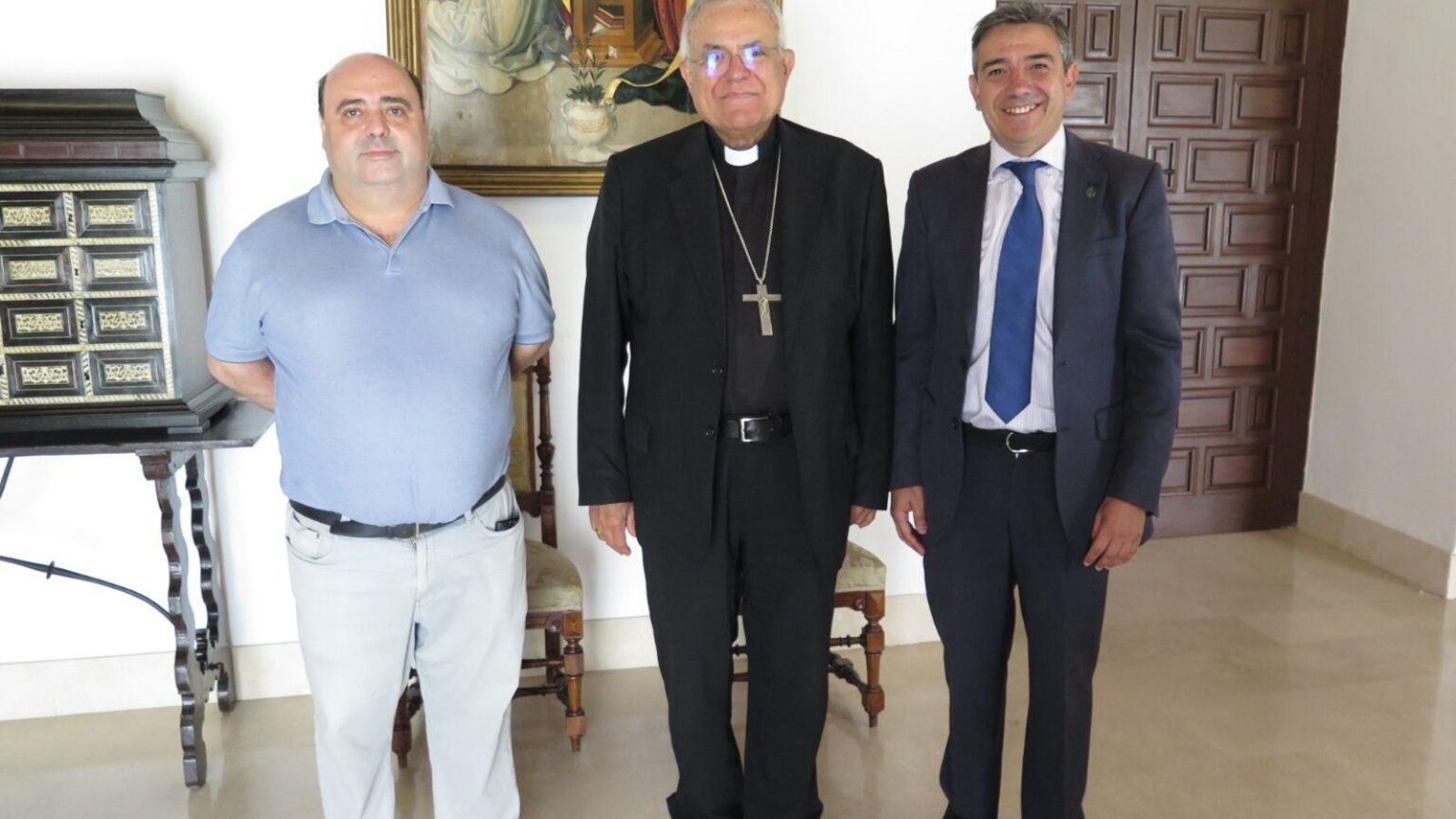 El obispo posa junto a los representantes de la hermandad del Buen Suceso.