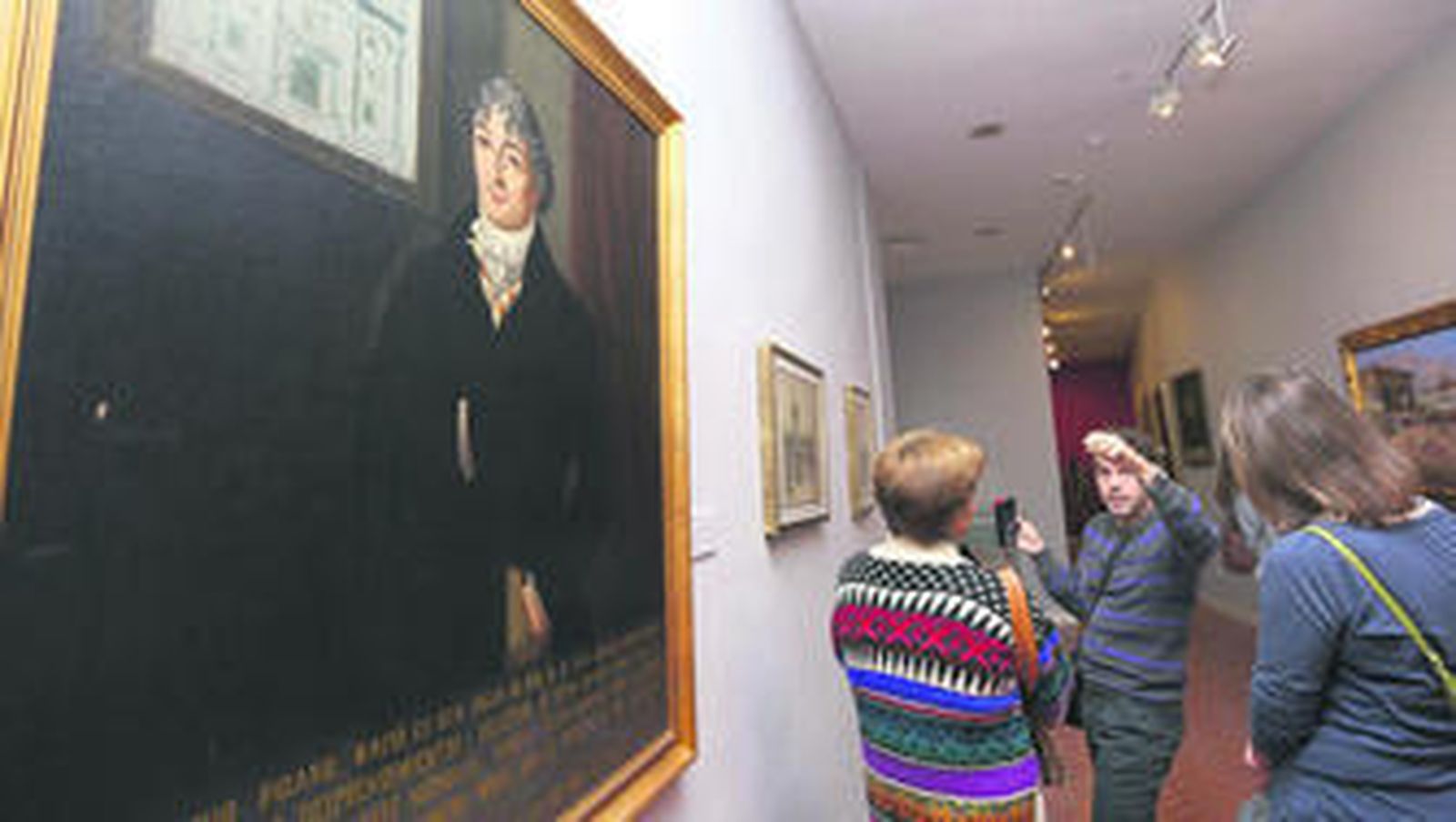 Visitantes ante el retrato de Antonio Pizano expuesto en una de las salas del Museo.