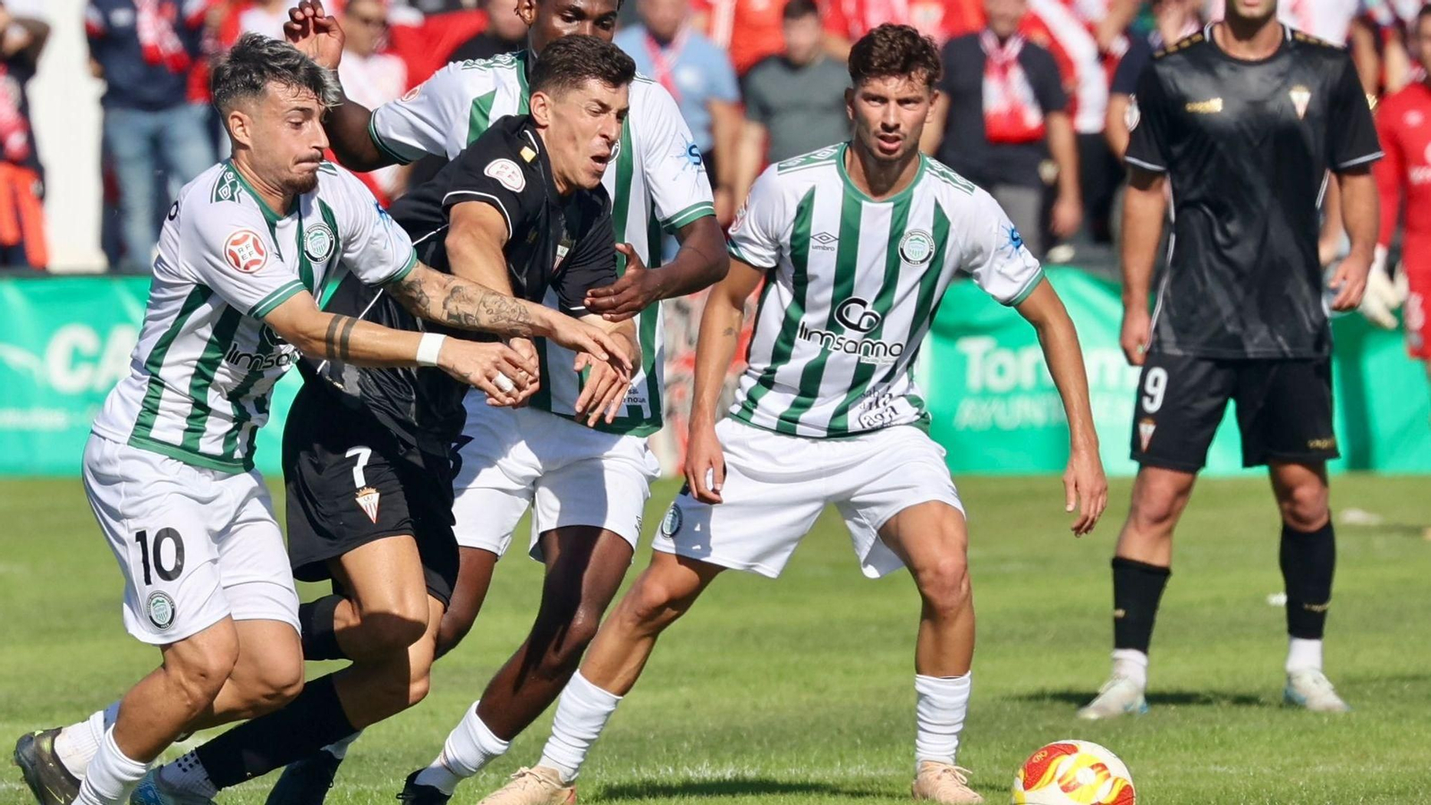 Jorge Rastrojo trata de escaparse de tres contrarios en Torremolinos.