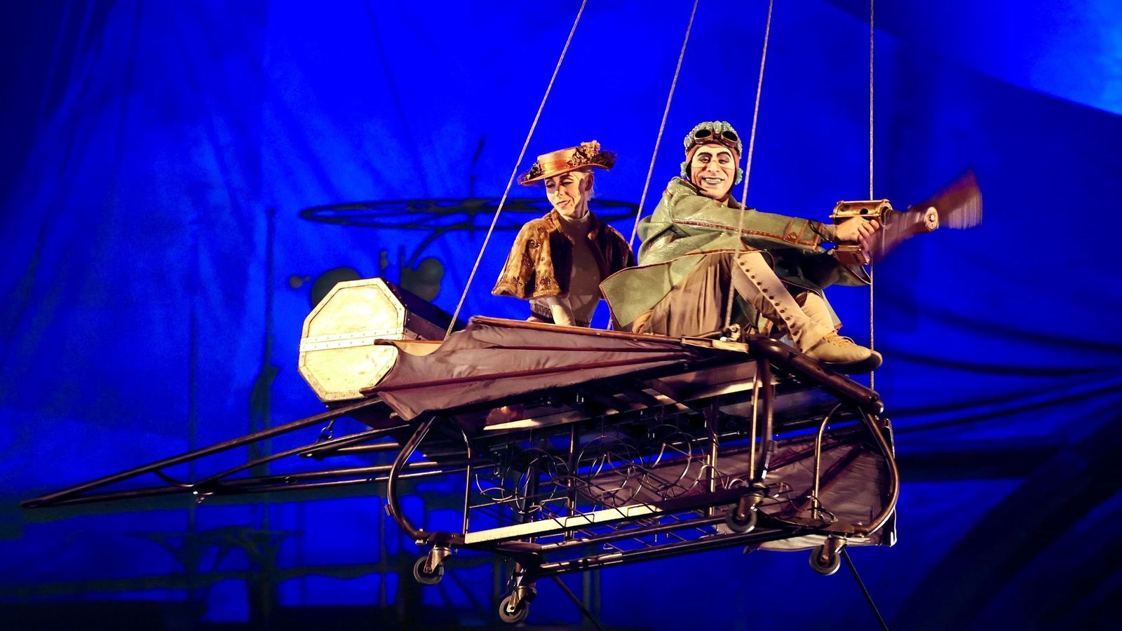 Una avioneta sobrevuela el patio de butacas.