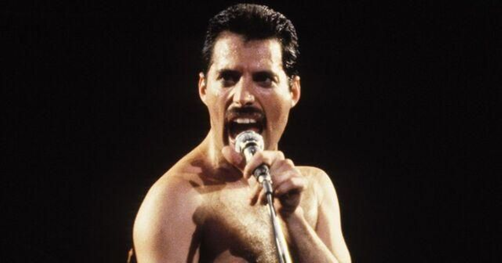 Vasos de plástico sobre un piano