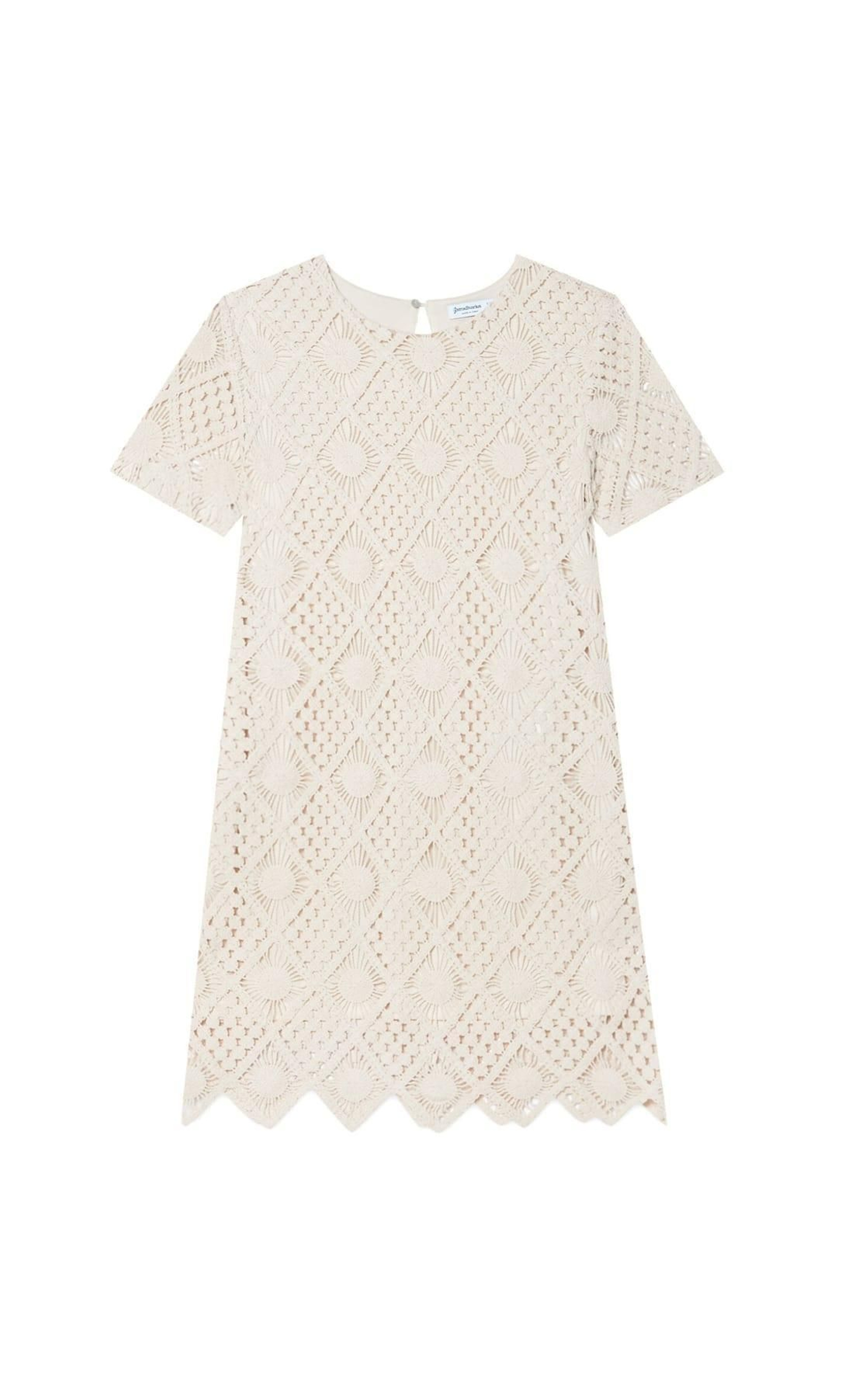 Vestido de crochet en color beige de Stradivarius.