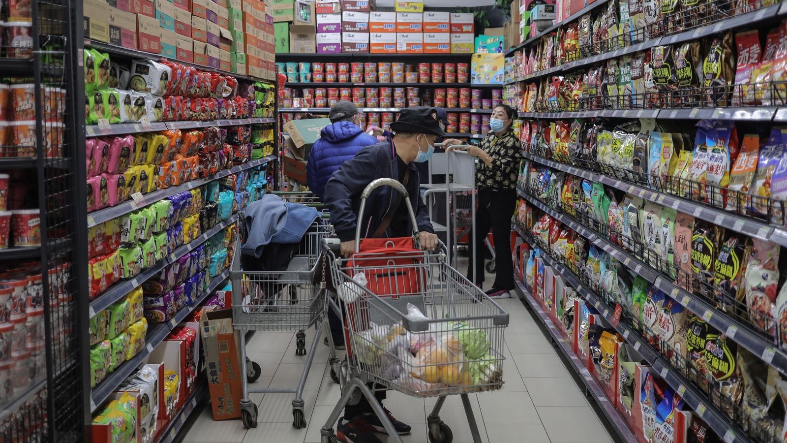 Chinos comprando provisiones en el supermercado