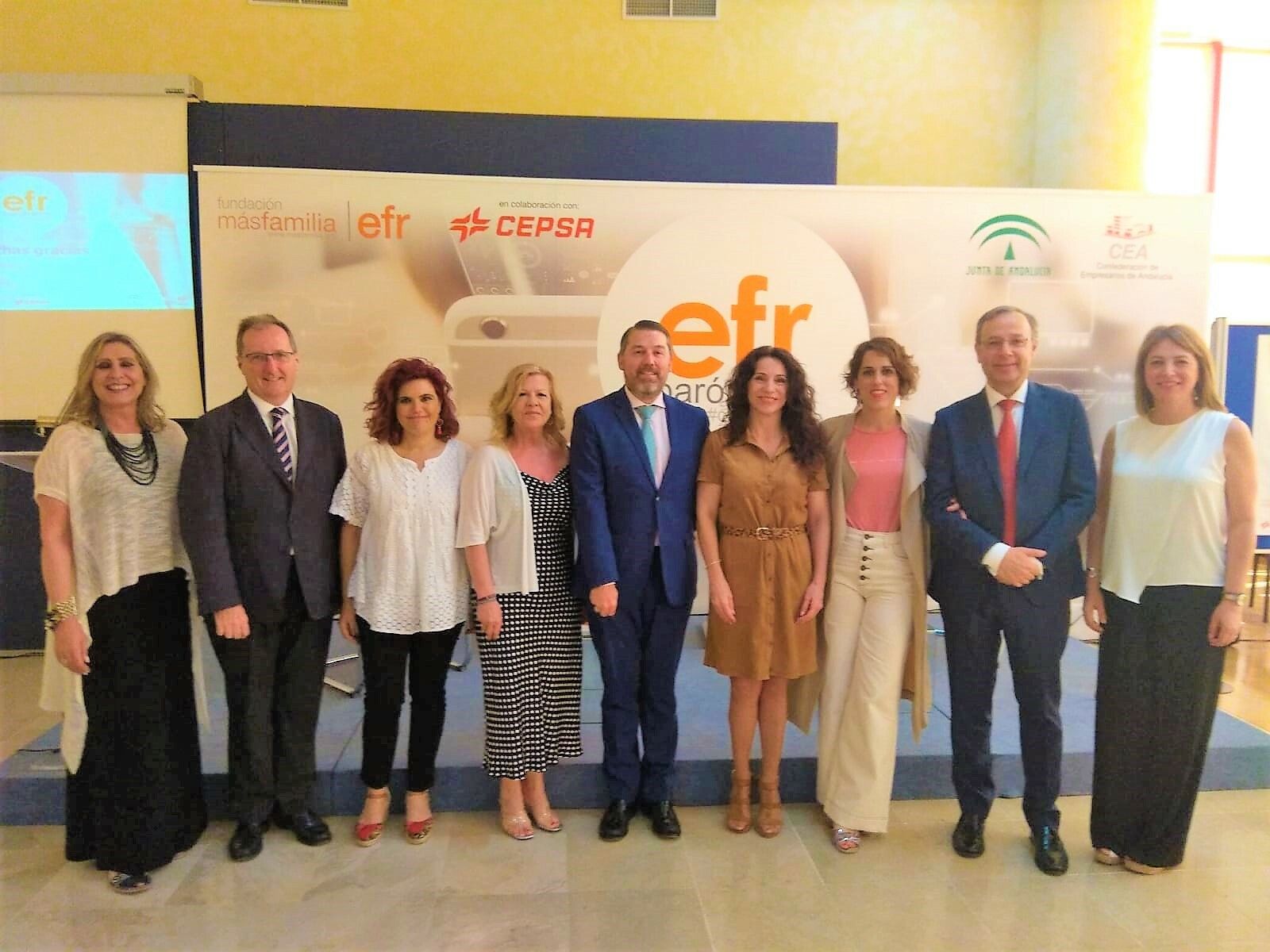 La consejera de Igualdad, Rocío Ruiz (cuarta por la derecha), en la presentación del Barómetro de Conciliación en Andalucía.