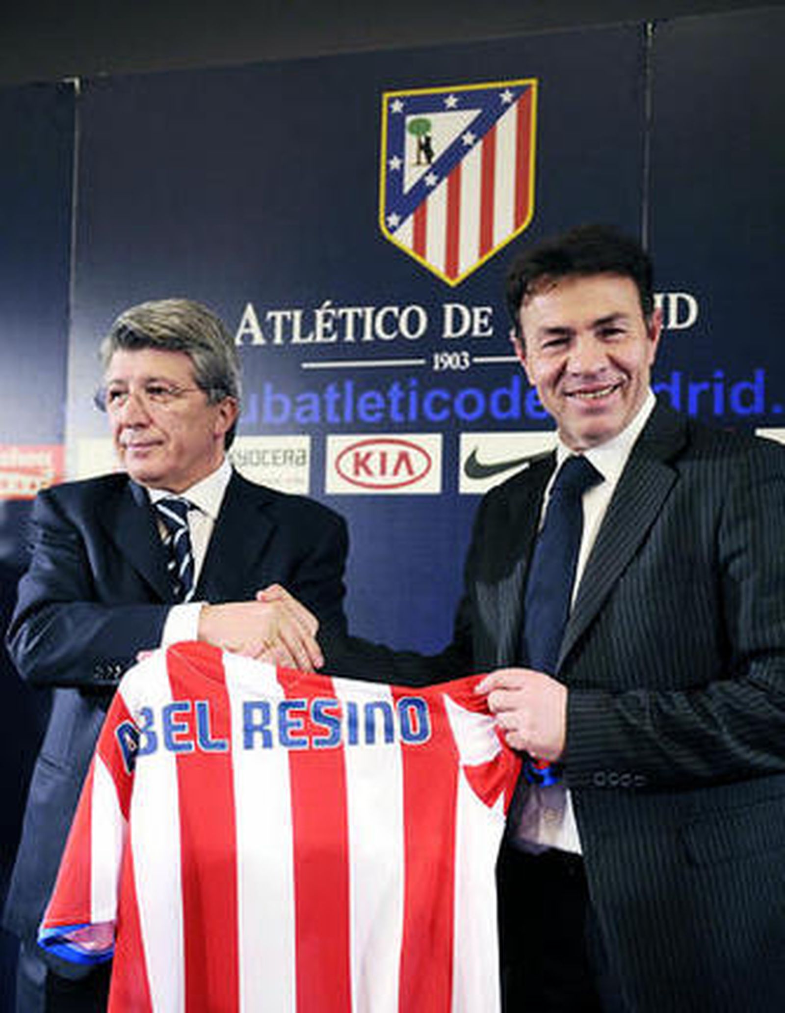 Abel estrecha la mano del presidente, Enrique Cerezo.