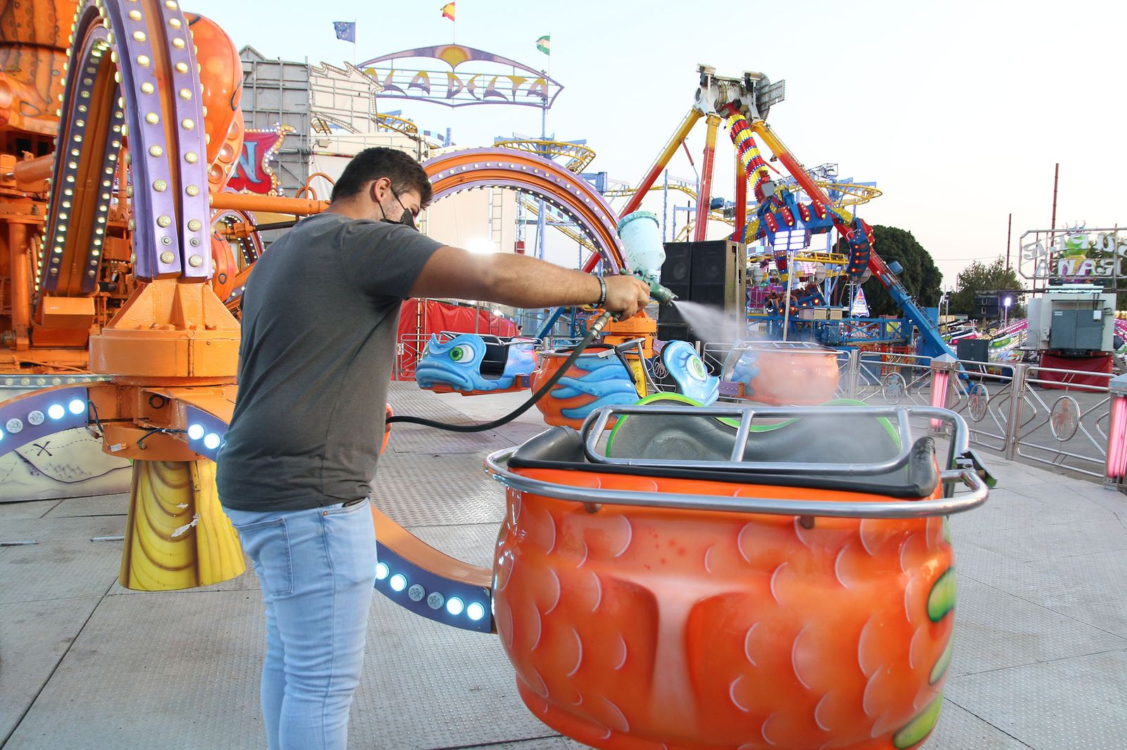 Primer día de cacharricos en una reducida Feria de Almería 2021