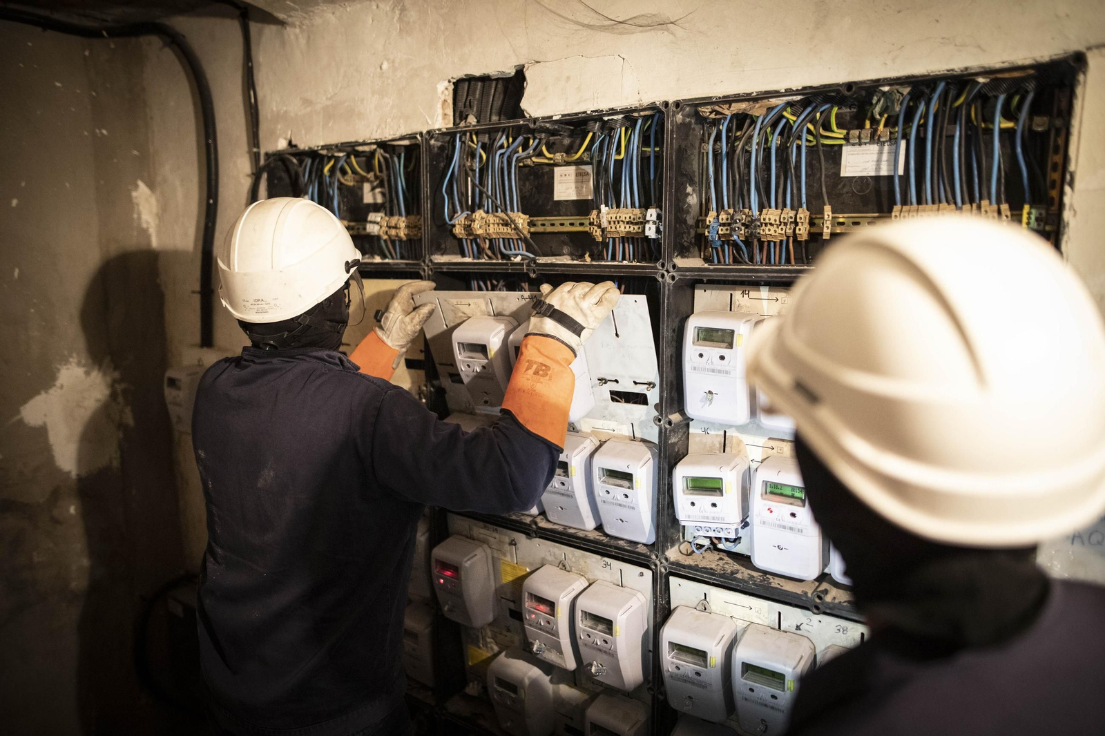 Técnicos de Endesa trabajan en una instalación manipulada para plantar marihuana en Granada.