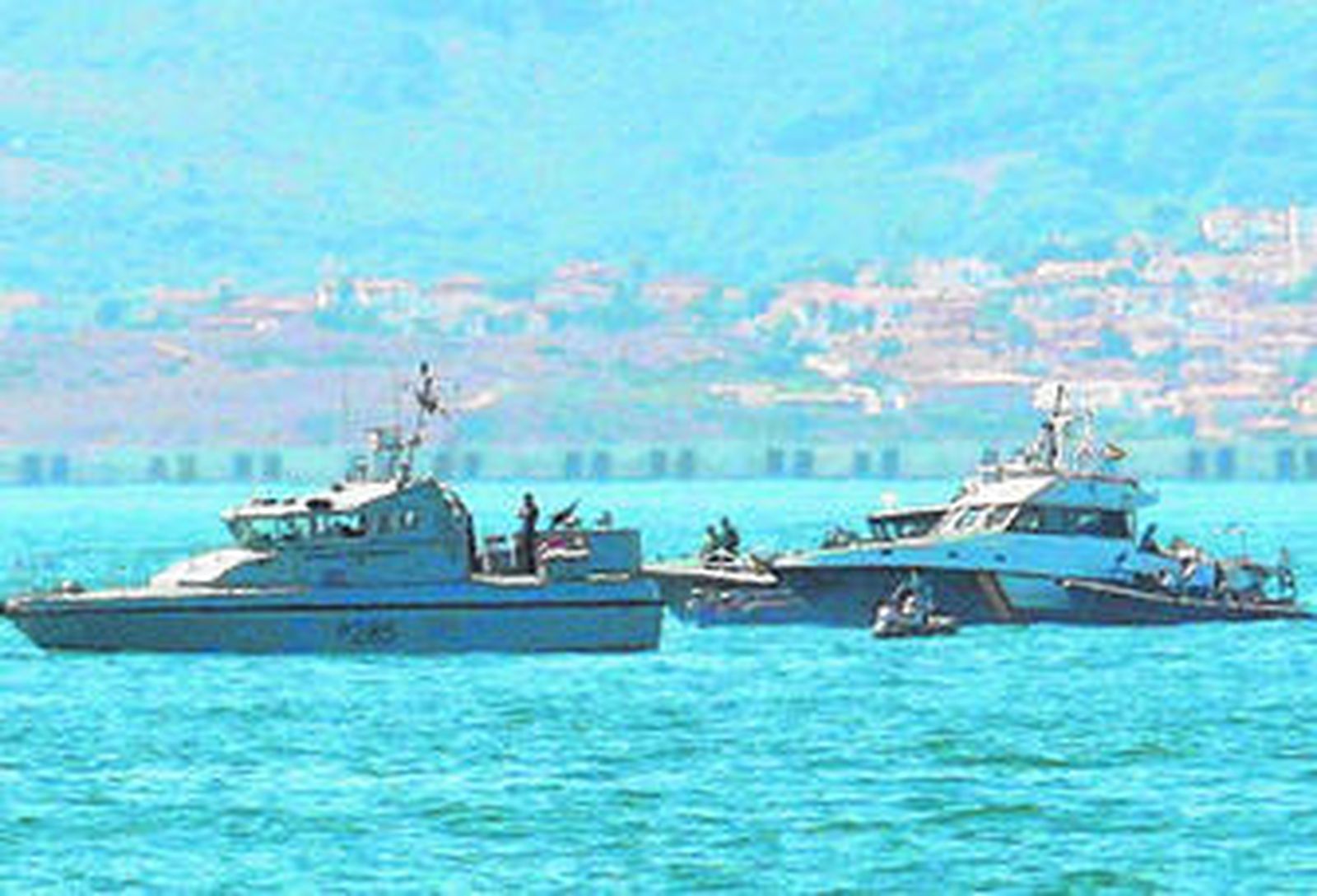 La Guardia Civil y la Policía de Gibraltar, durante un incidente.